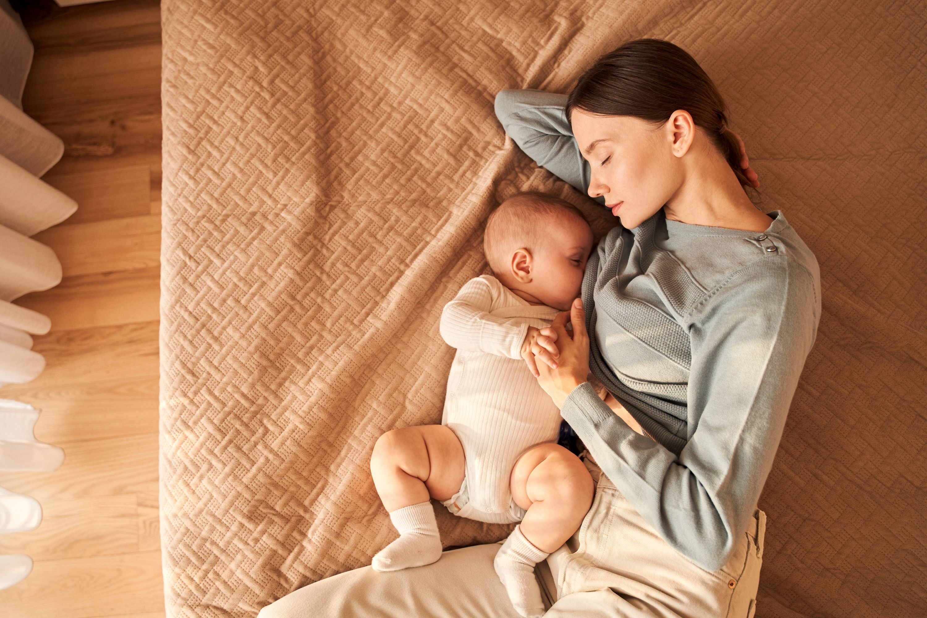 Stillen im Familienbett: Tipps für sicheres und entspanntes nächtliches Stillen