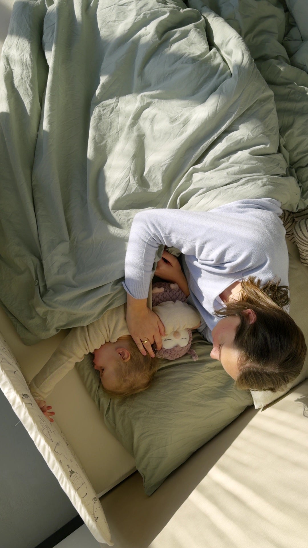 Fläschchen, Wickeln, Stillen, Trösten in der Nacht – Warum ein Familienbett von Liegewiese dir erholsamen Schlaf schenkt