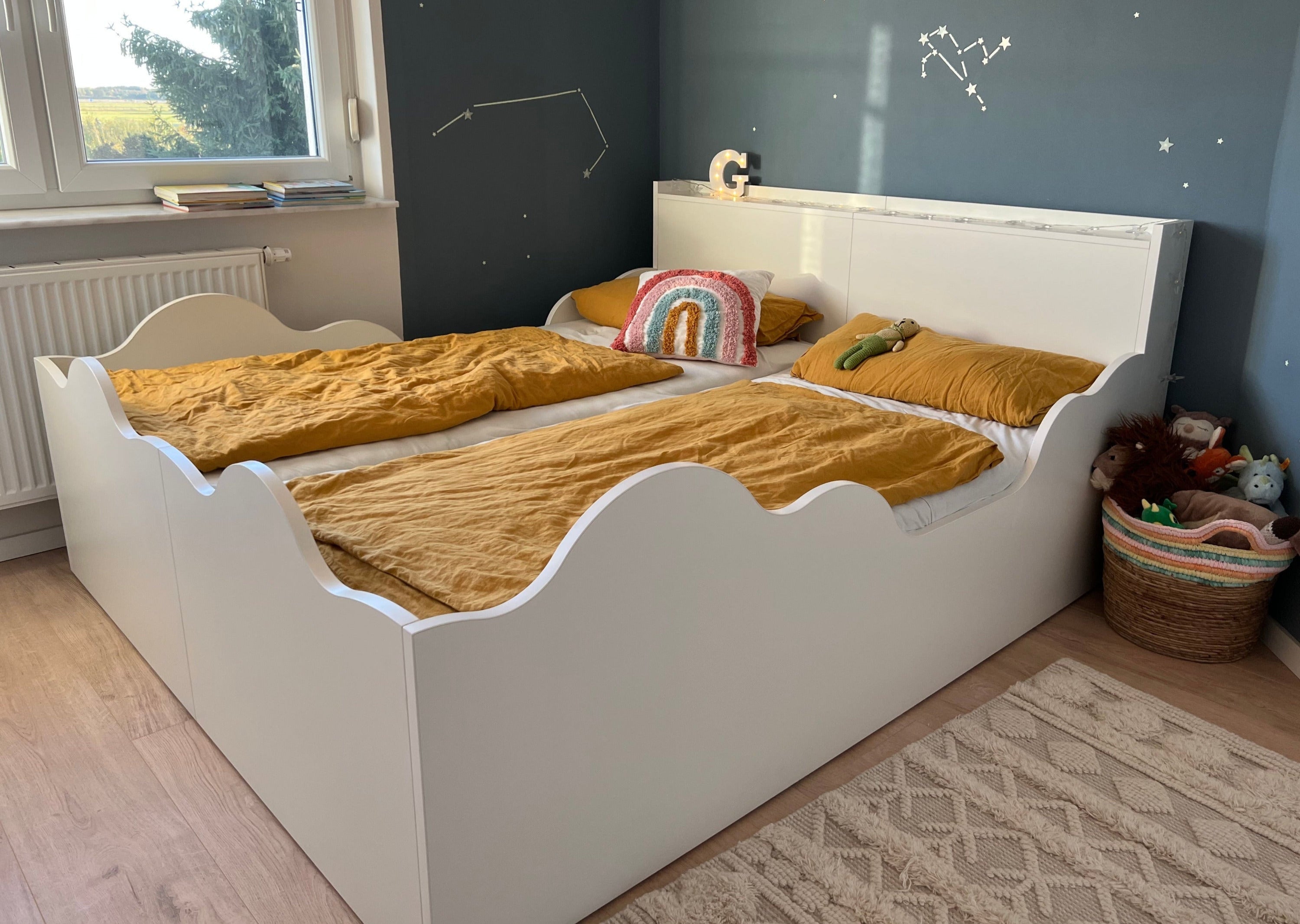 Kinderbett Wolke mit Rausfallschutz und Ablage am Kopfteil praktisch und zeitlos