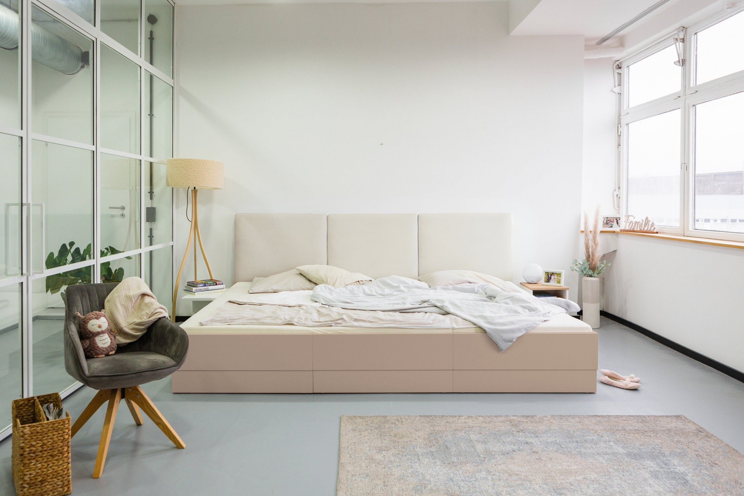 Familienbett Magnolia mit Kopfteil in beige Lederimitat mit Beistelltisch und gemütlichem Schlafzimmer