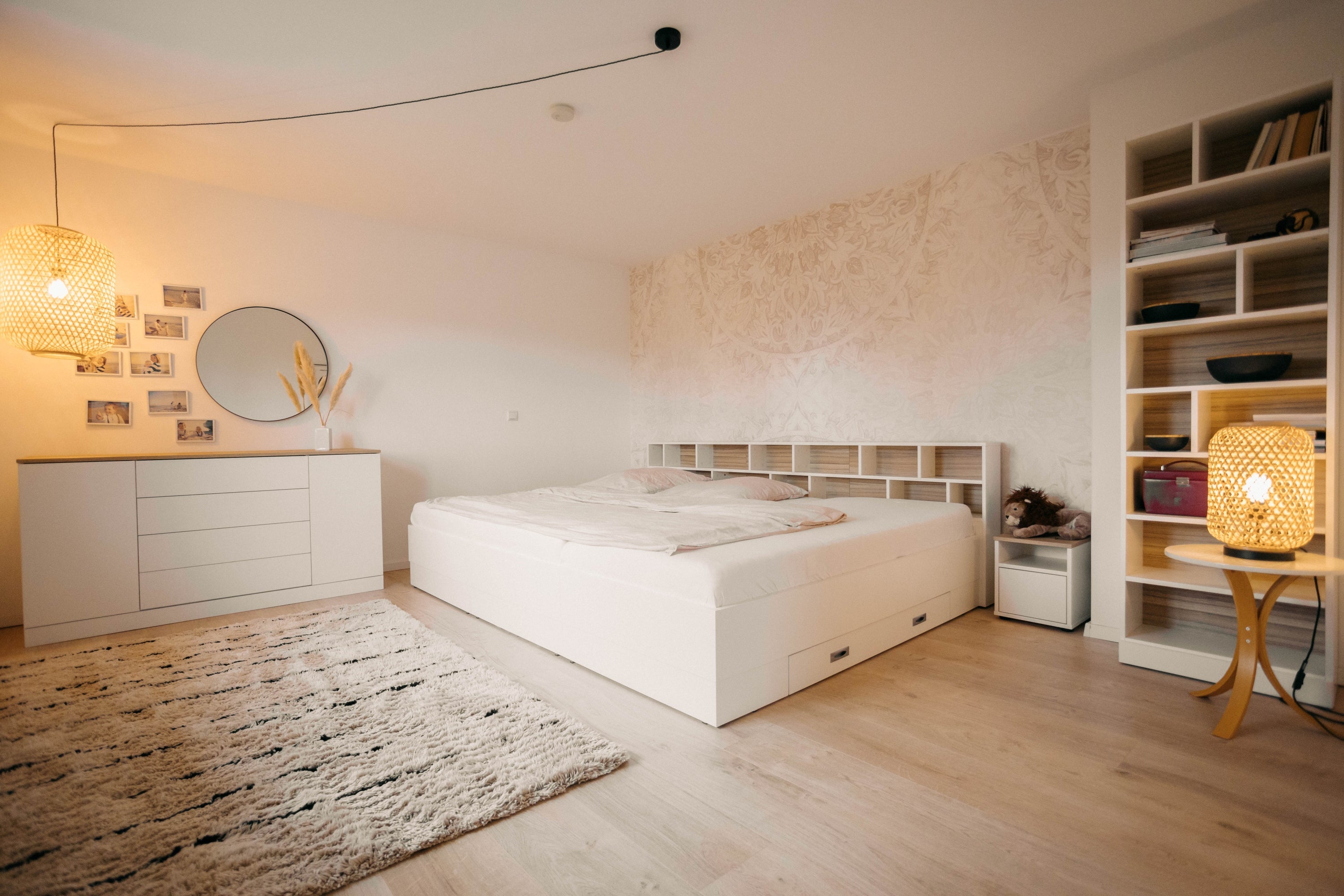 Familienbett Brunella im Schlafzimmer mit Kommode und Wandregal von Liegewiese, beige mit weiß, warme Töne im Schlafzimmer