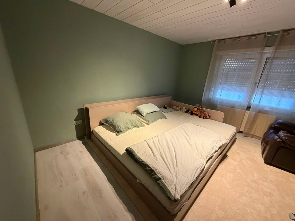 Kundenfoto vom Familienbett Bellis Bodenbett für Kinder und Erwachsene in der Farbe mandelbeige in modernem Schlafzimmer