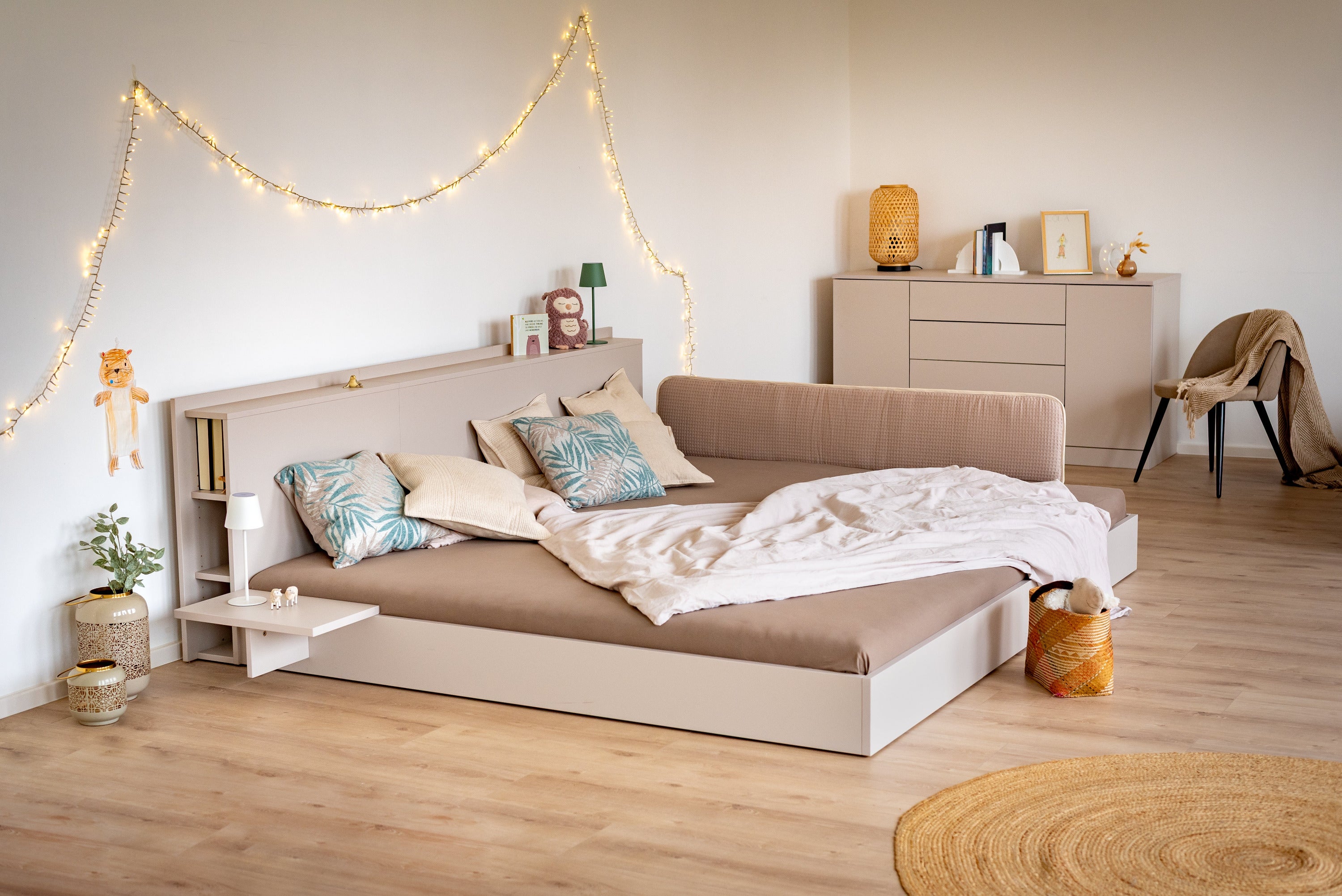 Bodenbett Bellis, Kommode, Nachtablage und Rausfallschutz in modernem Schlafzimmer in beigen Farben