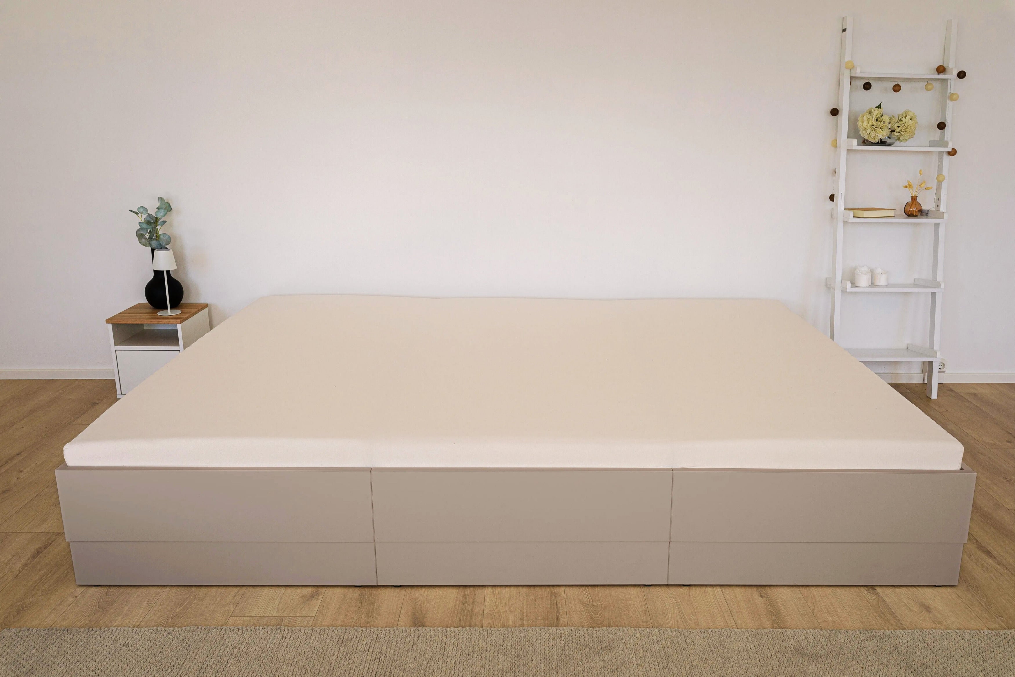 Mandelbeigefarbenes Liegewiese Familienbett Iris 270x200 ohne störendes Kopfteil