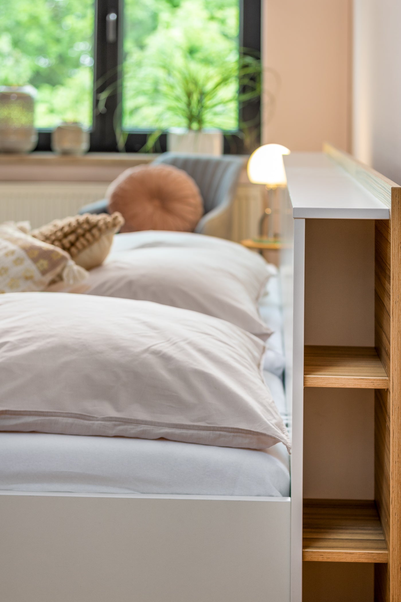 Regalsystem vom Familienbett Salvia