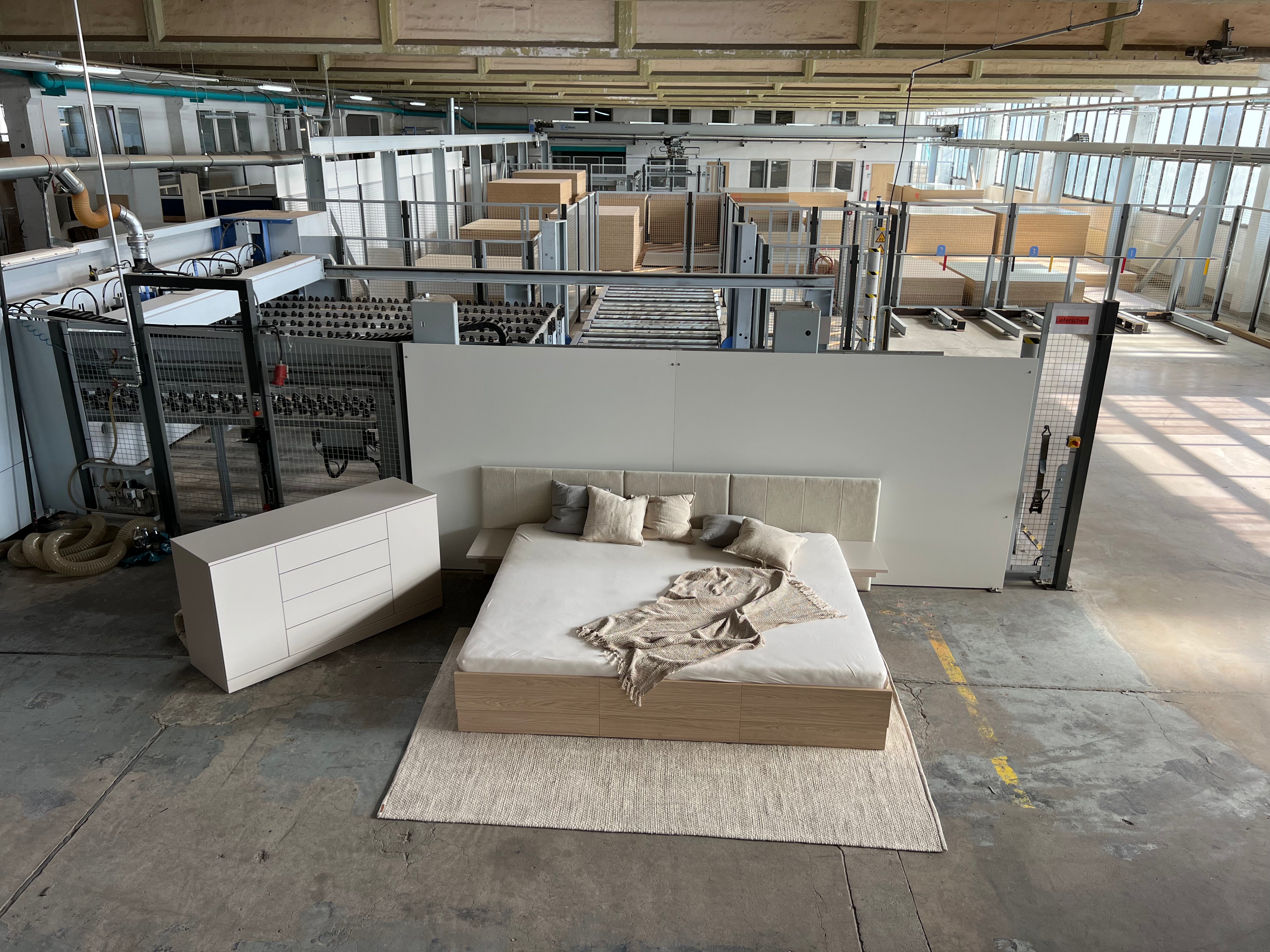 Familienbett Lilia in Produktionshalle