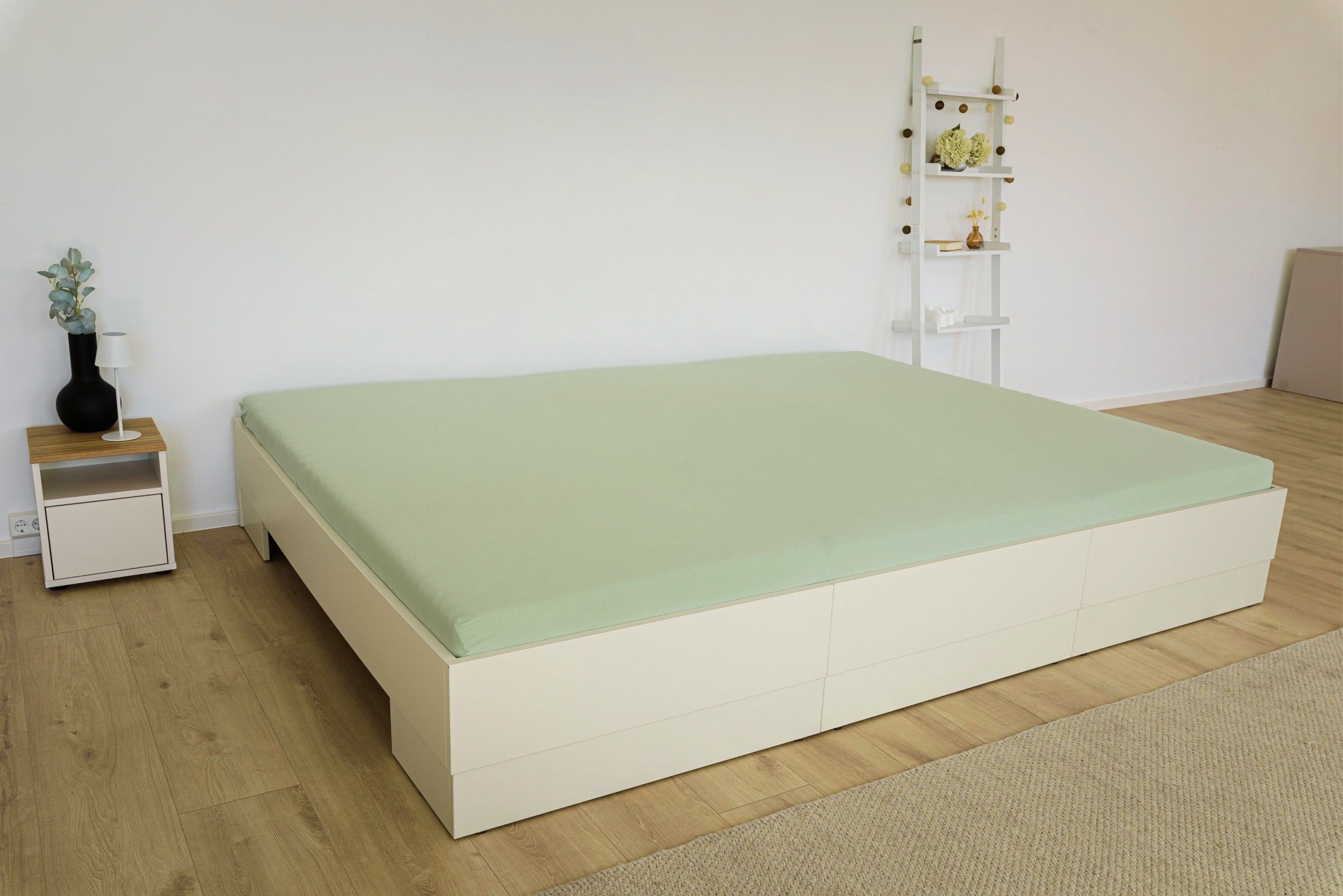 Beigefarbenes Familienbett Iris in hellen Tönen in Schlafzimmer