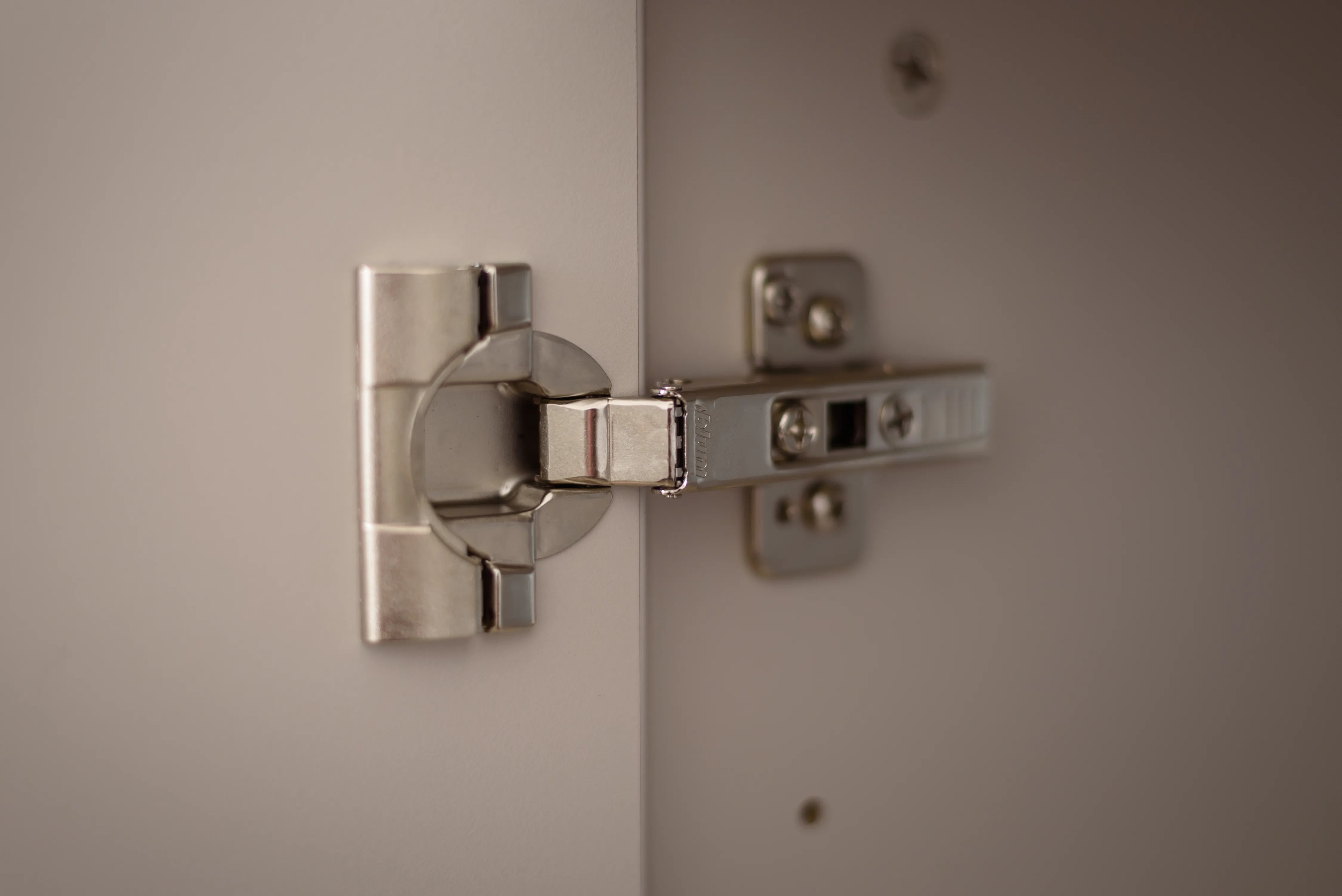 Hochwertige Beschläge für die Kommode