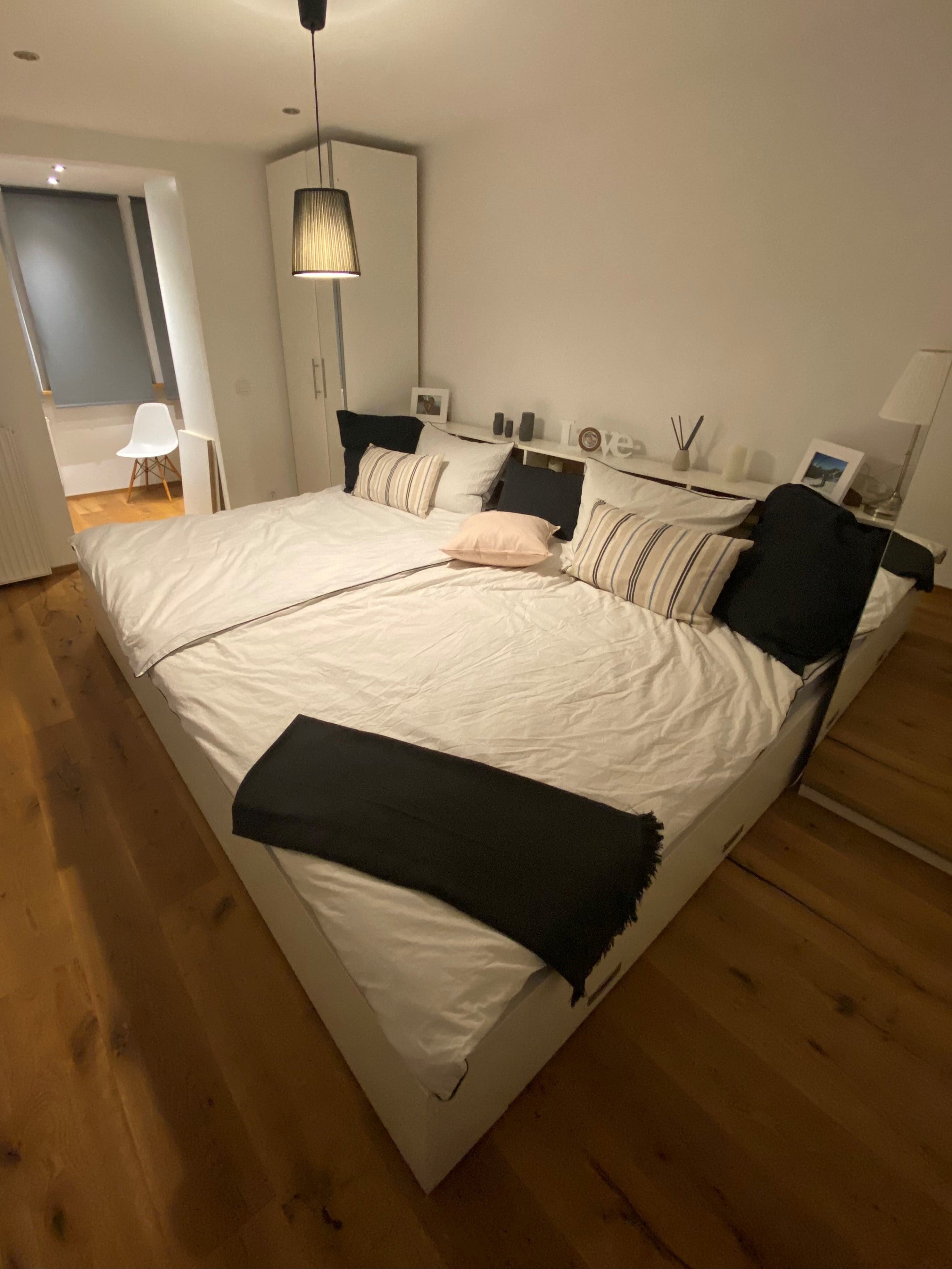 Familienbett Brunella mit Bettregal in modernem hellen Schlafzimmer