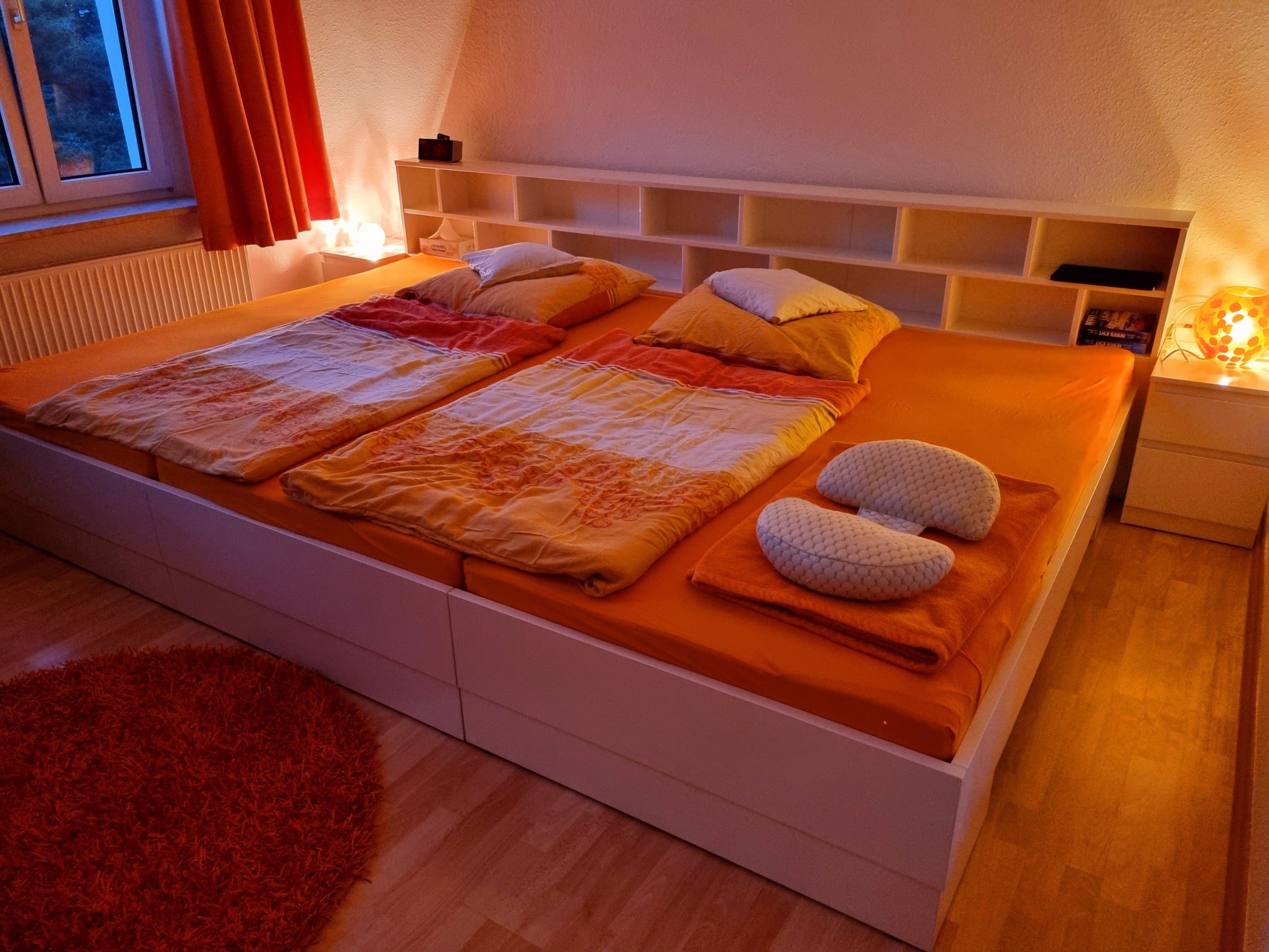 Familienbett Brunella in weiß bei Abendlicht im Schlafzimmer