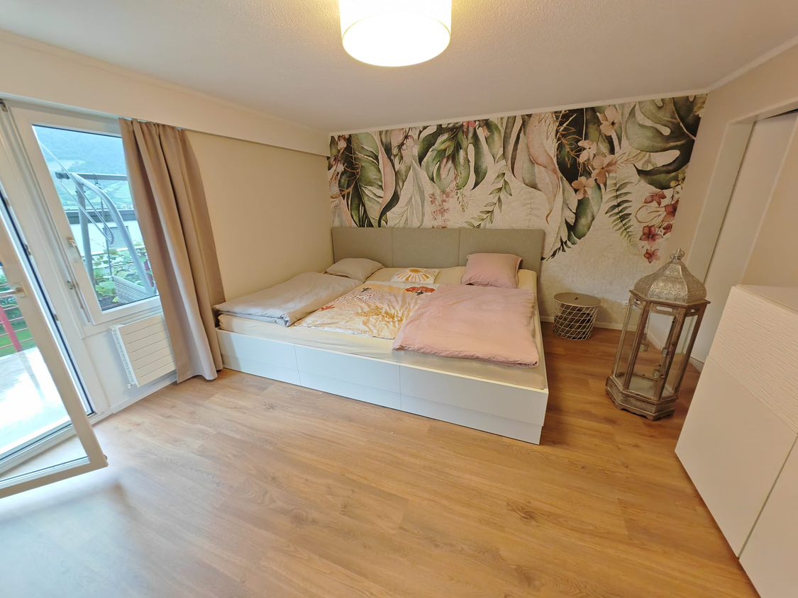 Familienbett Magnolia mit Stoff in hellgrau in modernem Schlafzimmer