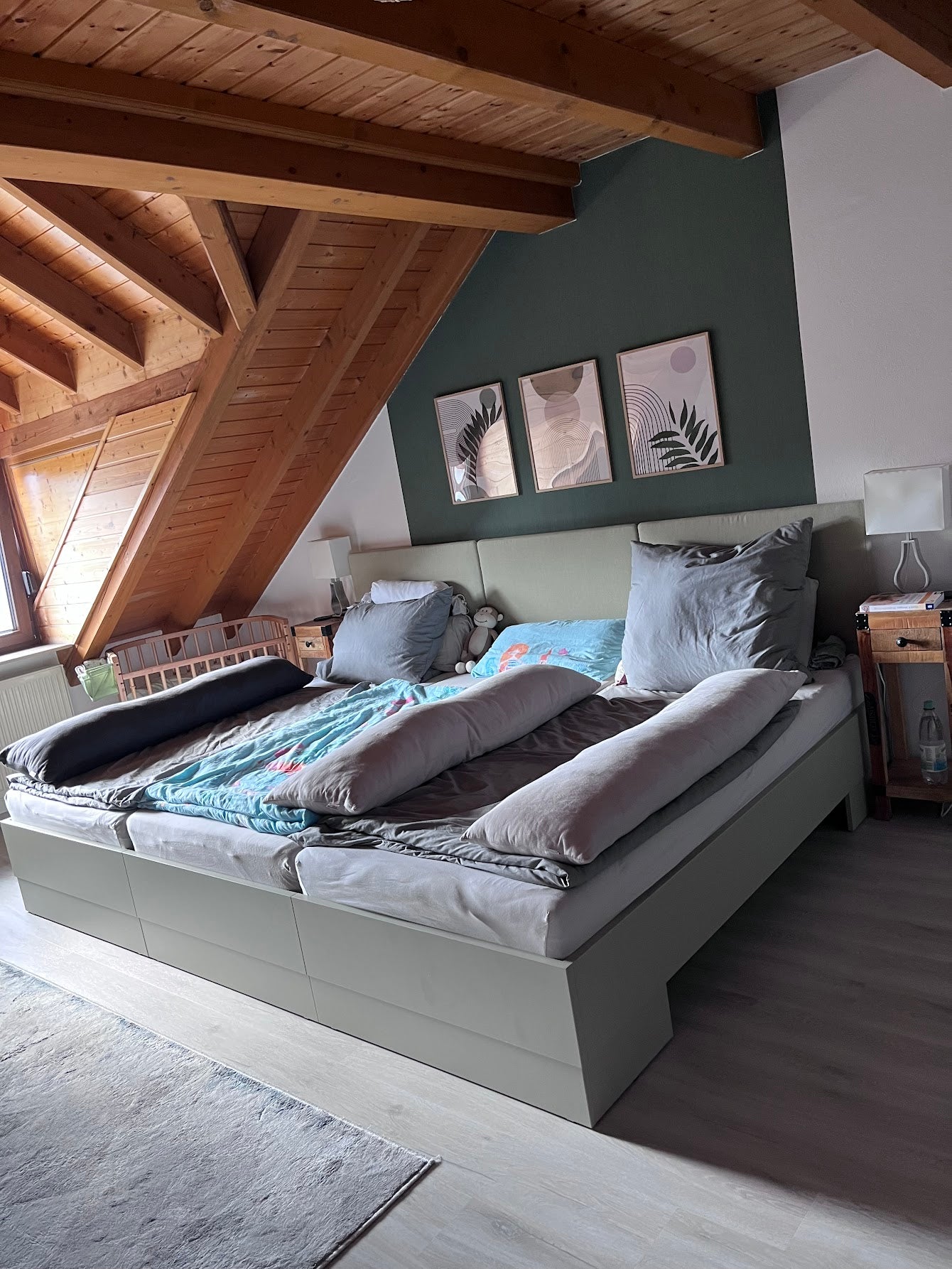 Gepolstertes Familienbett Magnolia in salbeigrün in einem modernen Schlafzimmer