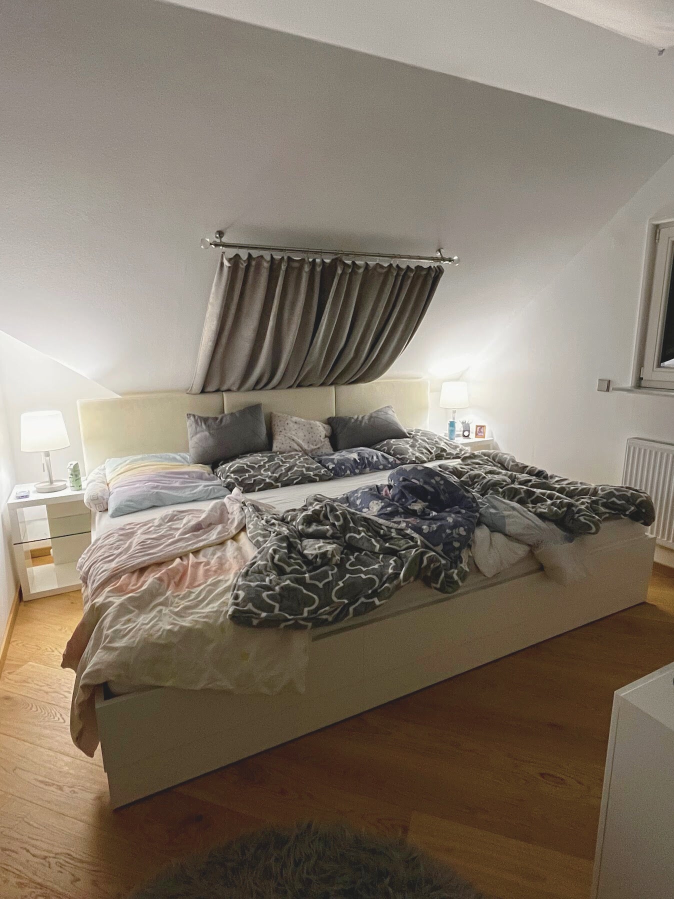 Polsterbett Magnolia mit weißem Kopfteil aus veganem Leder