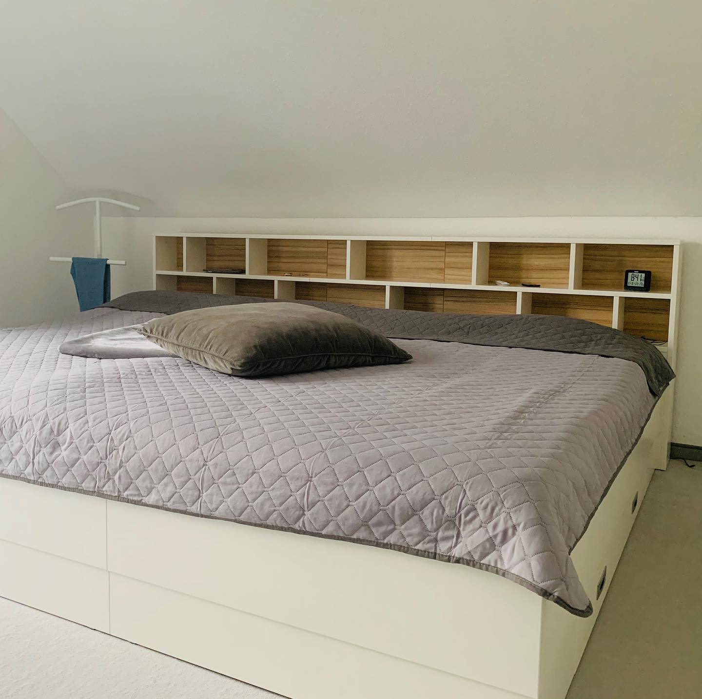 Familienbett Brunella mit Tagesdecke in Schlafzimmer