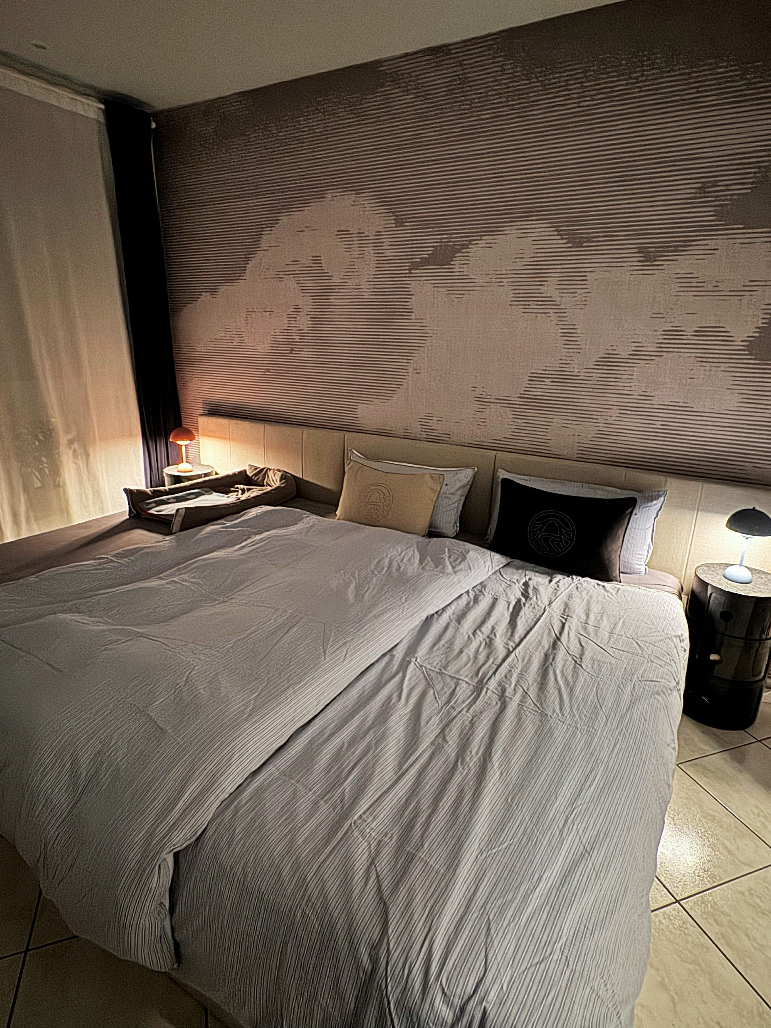 Kaschmirgraues Familienbett Lilia mit Polsterkopfteil in elegantem Schlafzimmer