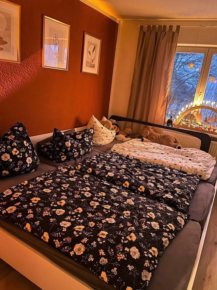 Familienbett Malva in Schlafzimmer mit roten Wänden