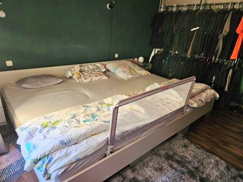 Kaschmirgraues Familienbett Malva in dunklem Schlafzimmer