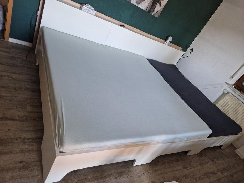 Familienbett Salvia in weiß Coco Bolo vor grüner Wand in Schalafzimmer