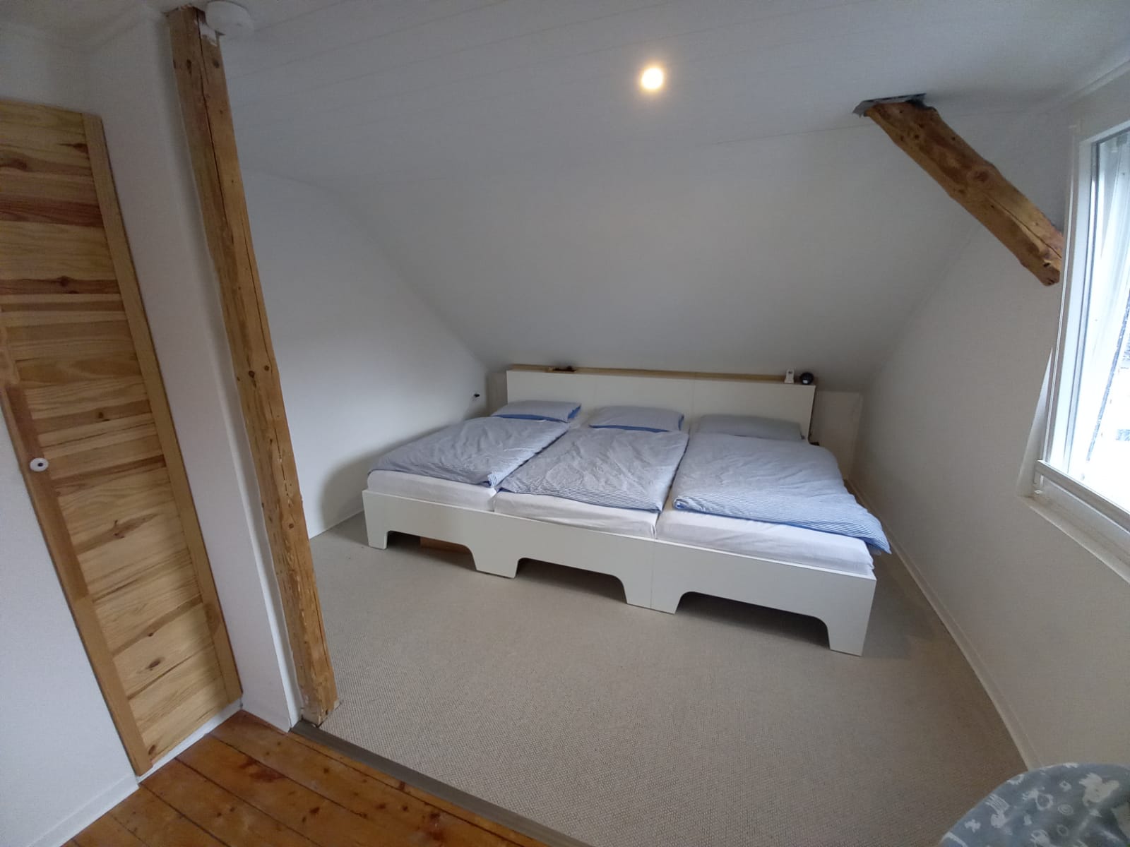 Familienbett Salvia weiß Coco-Bolo unter einer Dachschräge im Schlafzimmer