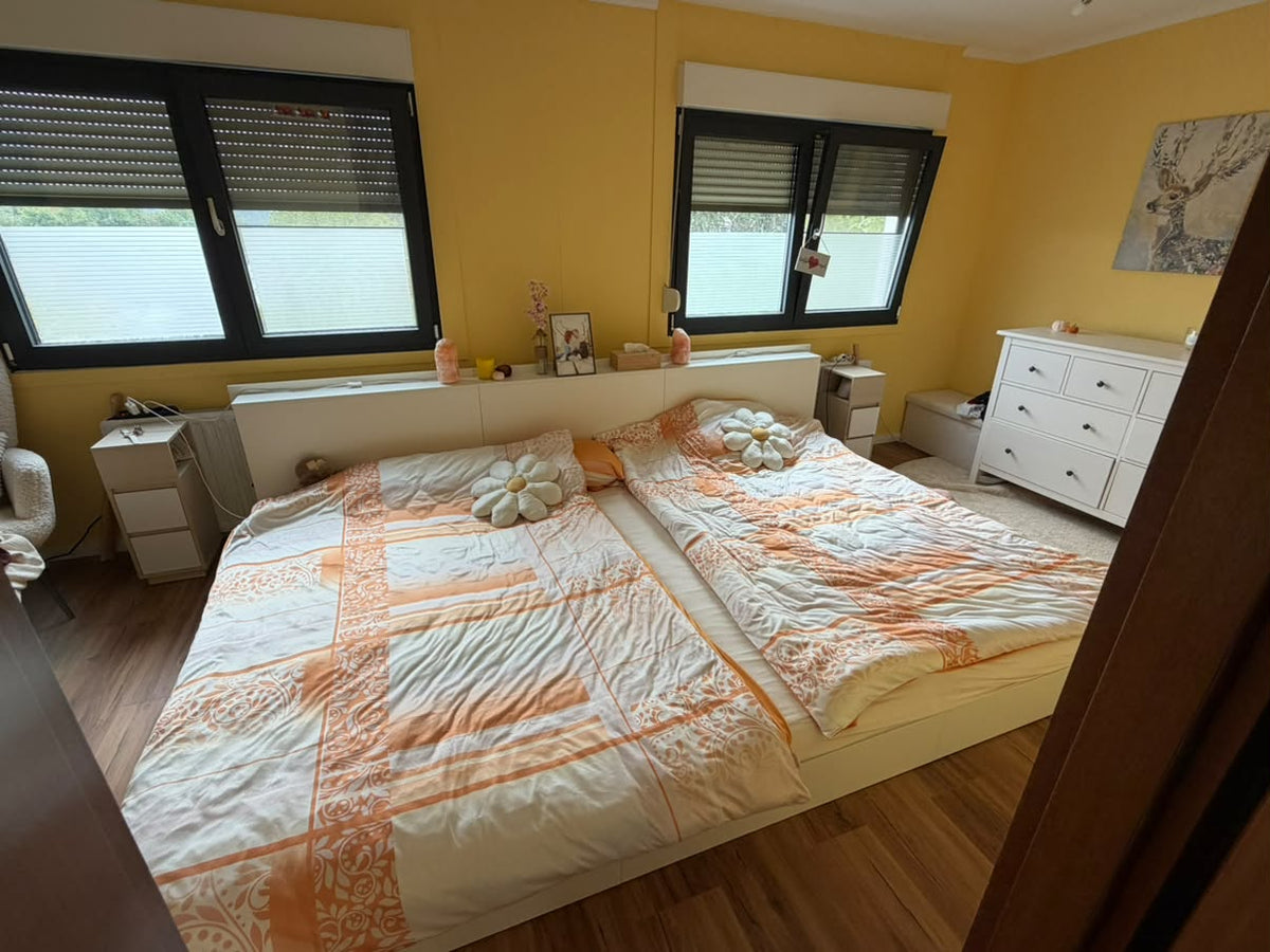 Kundenfoto vom weißen Familienbett Bellis Bodenbett von Liegewiese in hellem Schlafzimmer