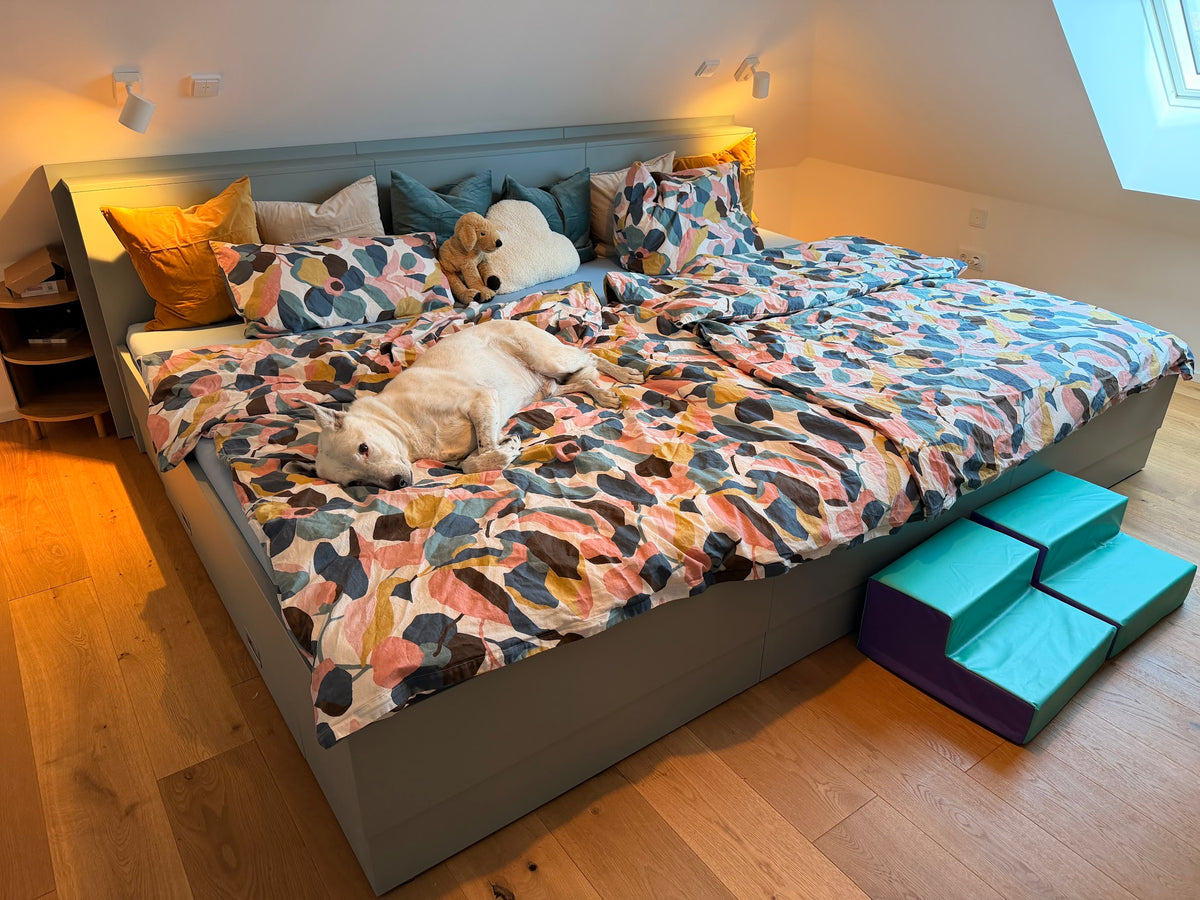 Kundenfoto vom Familienbett Anemone in der Farbe blaugrün in modernem Schlafzimmer