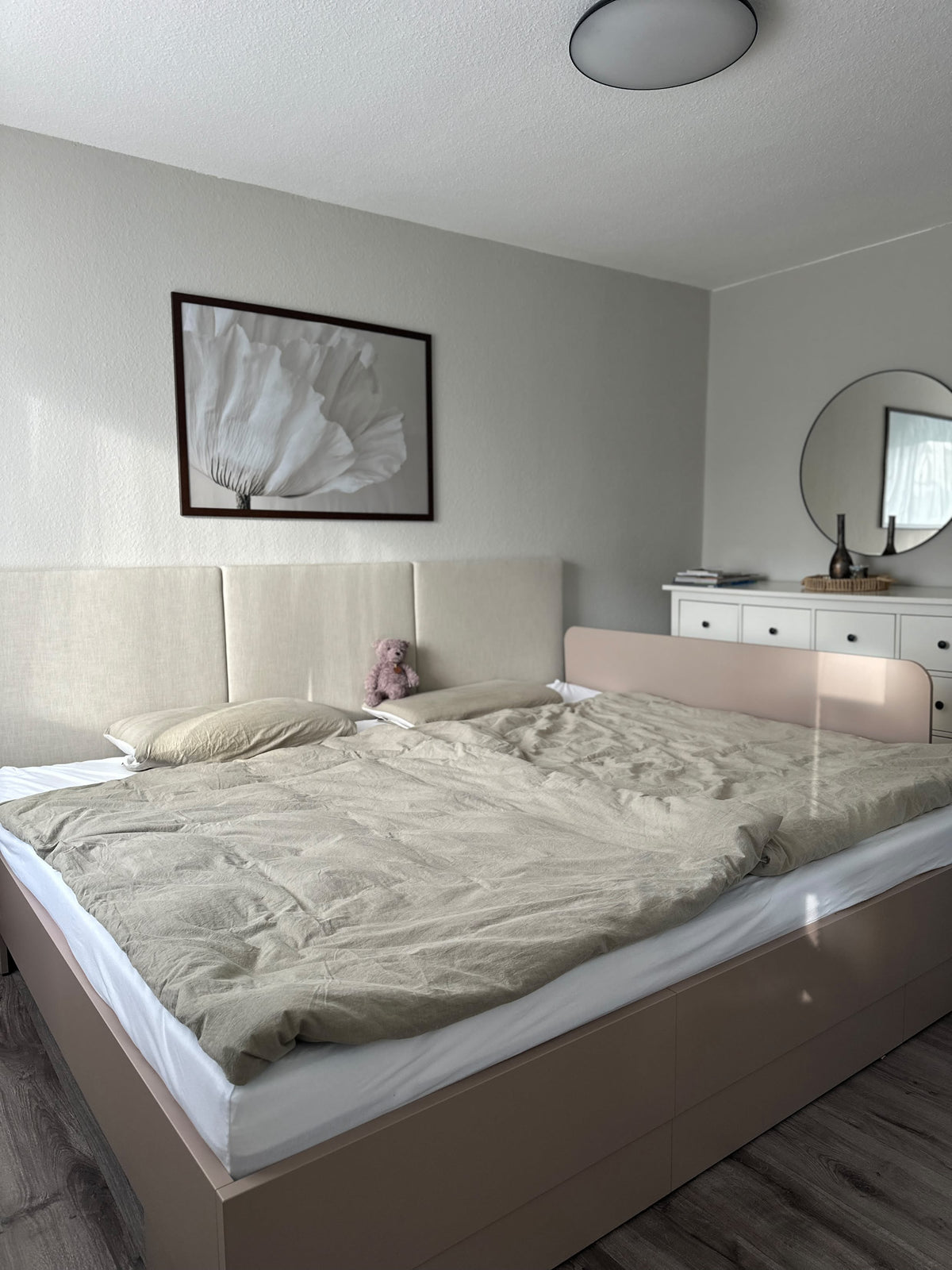 Kundenfoto vom Familienbett Magnolia in der Farbe mandelbeige mit Polsterkopfteil und Rausfallschutz