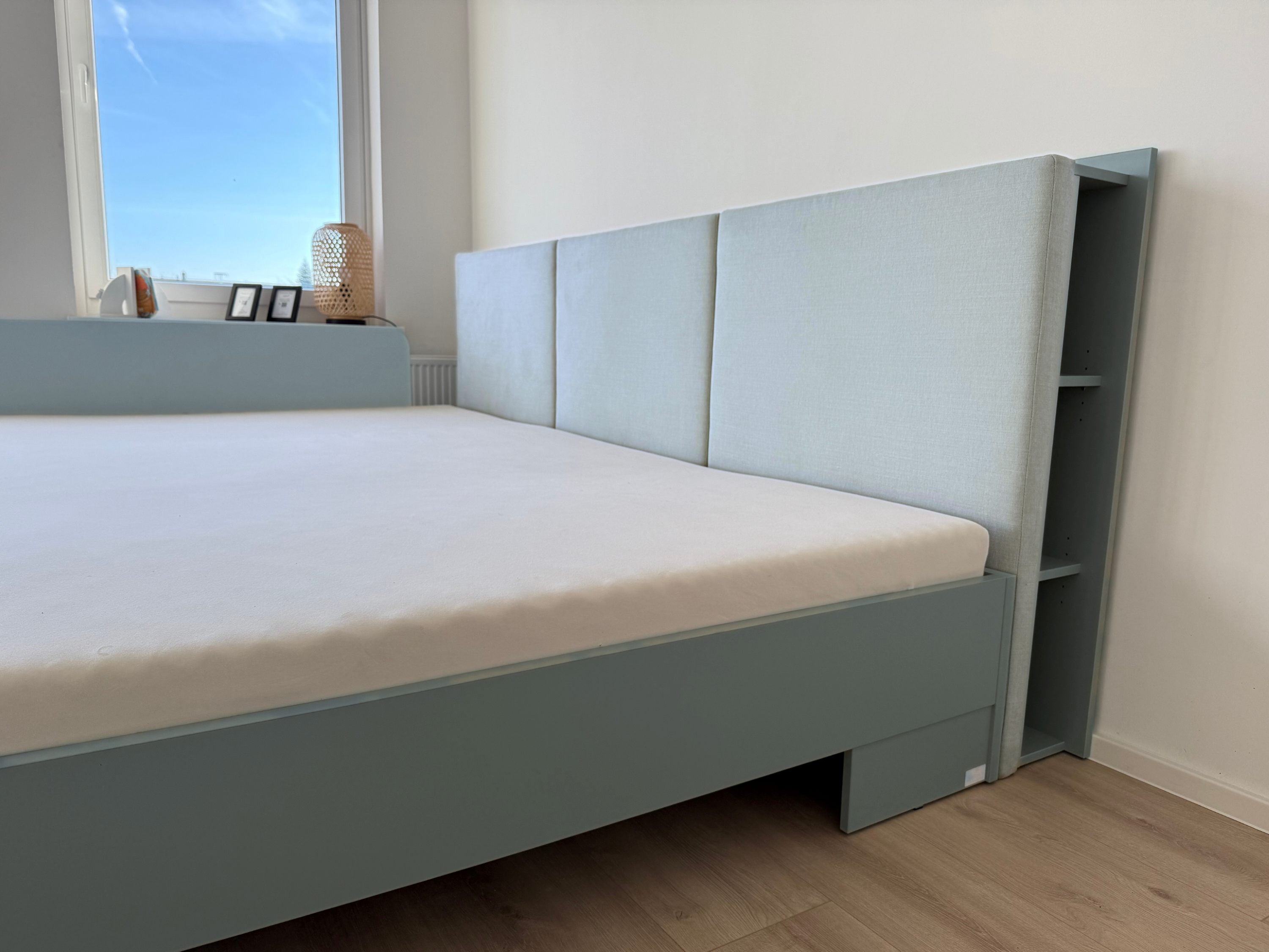 Blaugrünes Familienbett Magnolia mit gepolstertem Kopfteil und Ablageregal