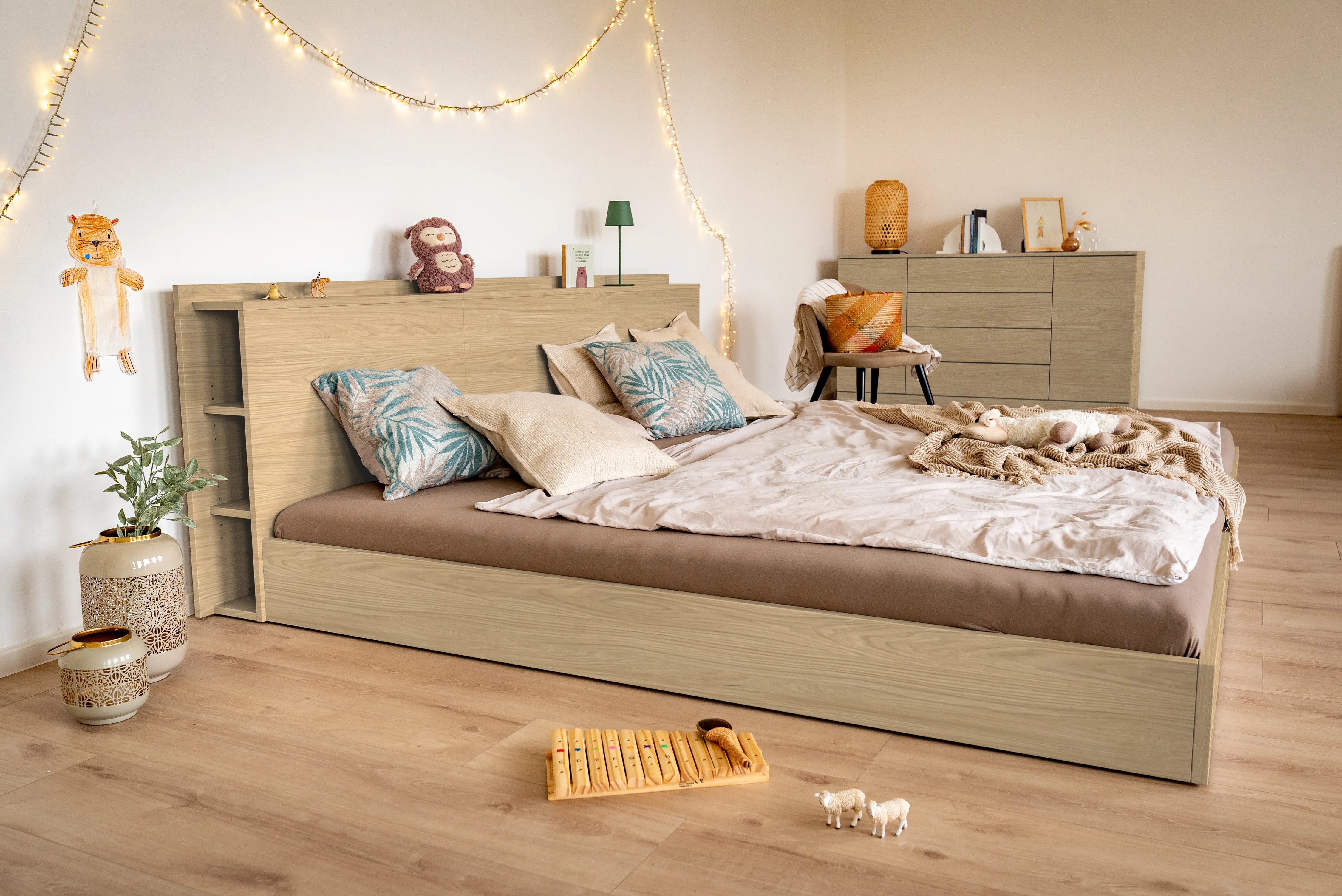 Bodenbett mit Regalen und Ablagefläche in Eiche