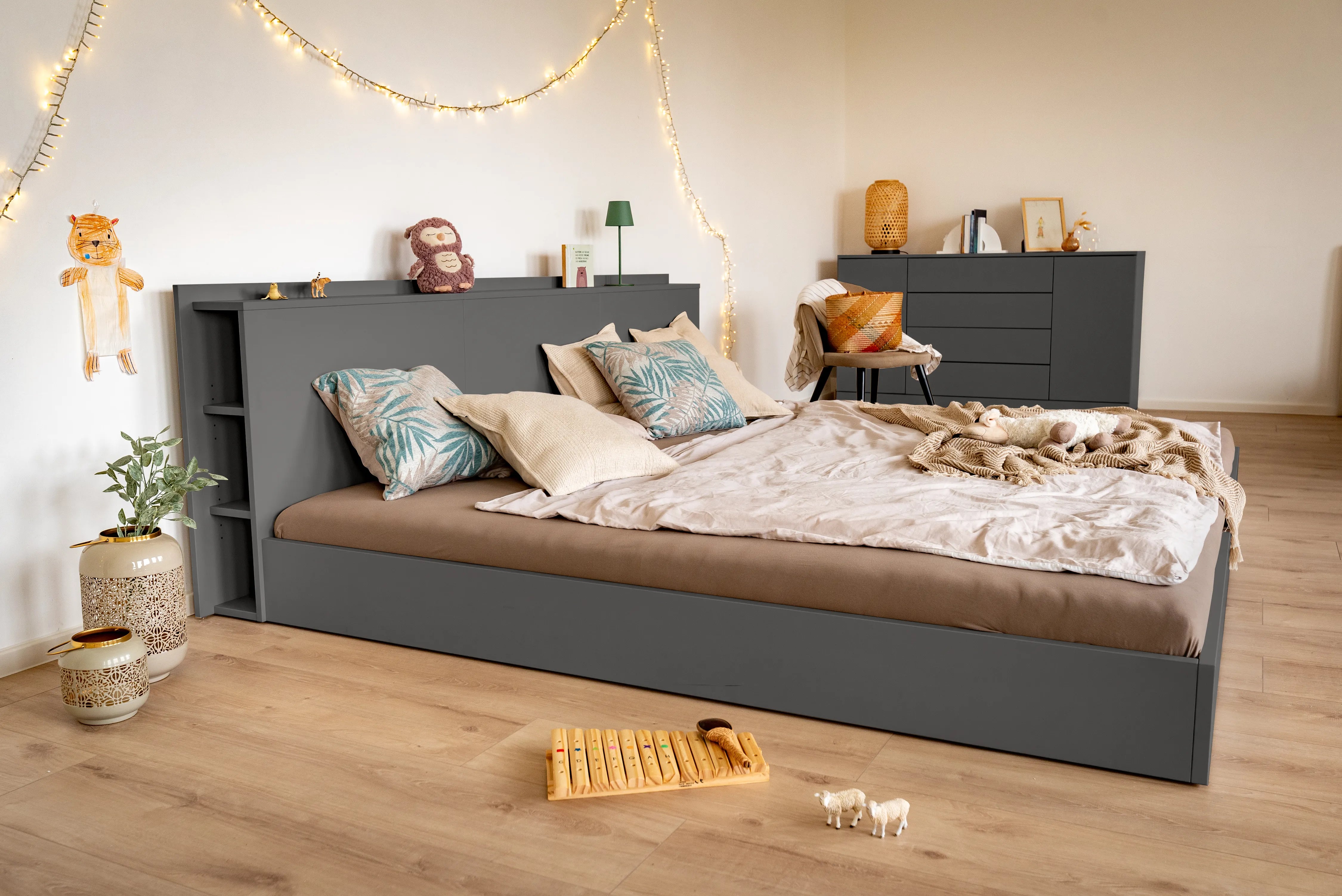 Bodenbett mit Regal und Kopfteil mit Ablage in Graphitschwarz