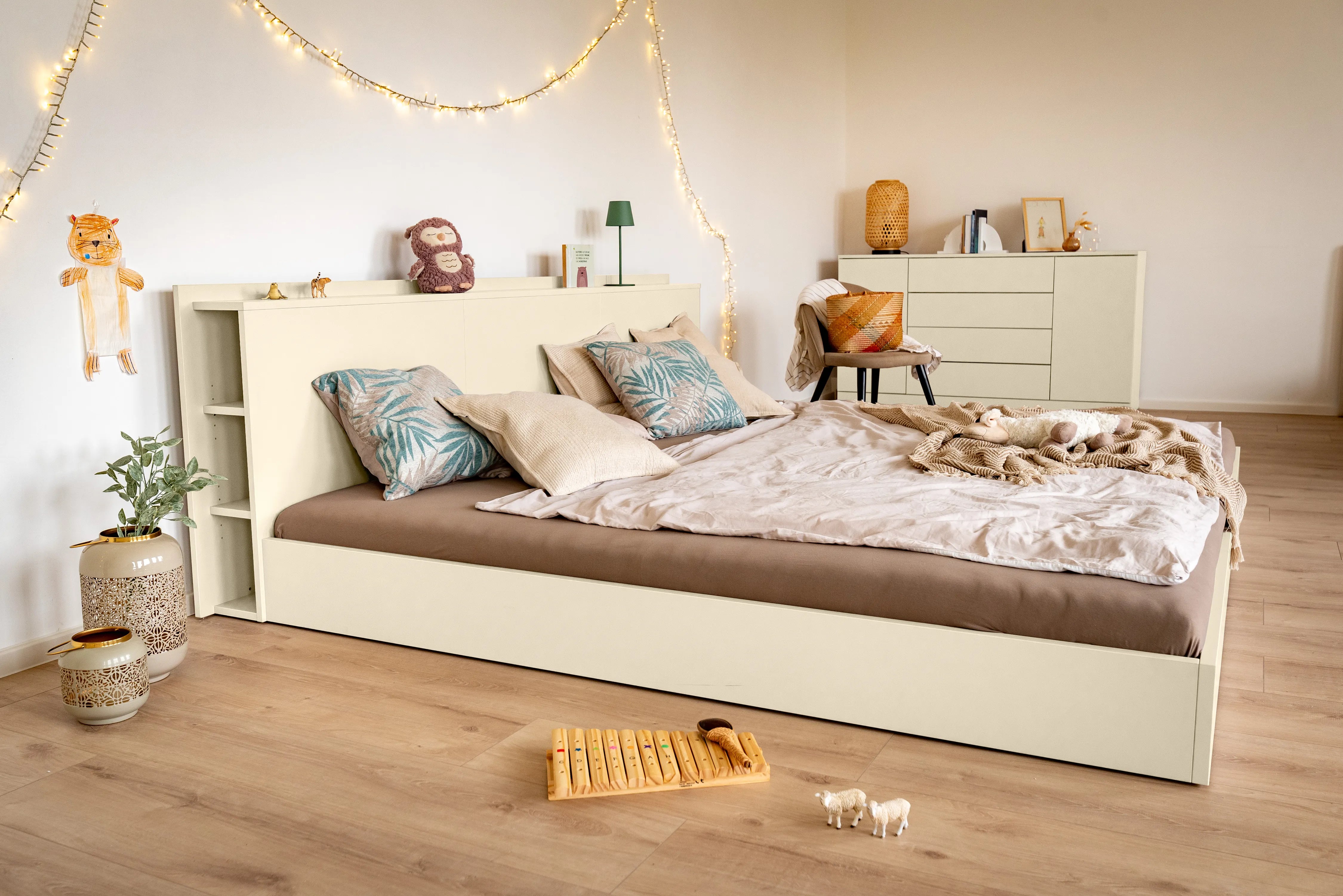 seitliche Ansicht vom Familienbodenbett mit Kommode in Beige