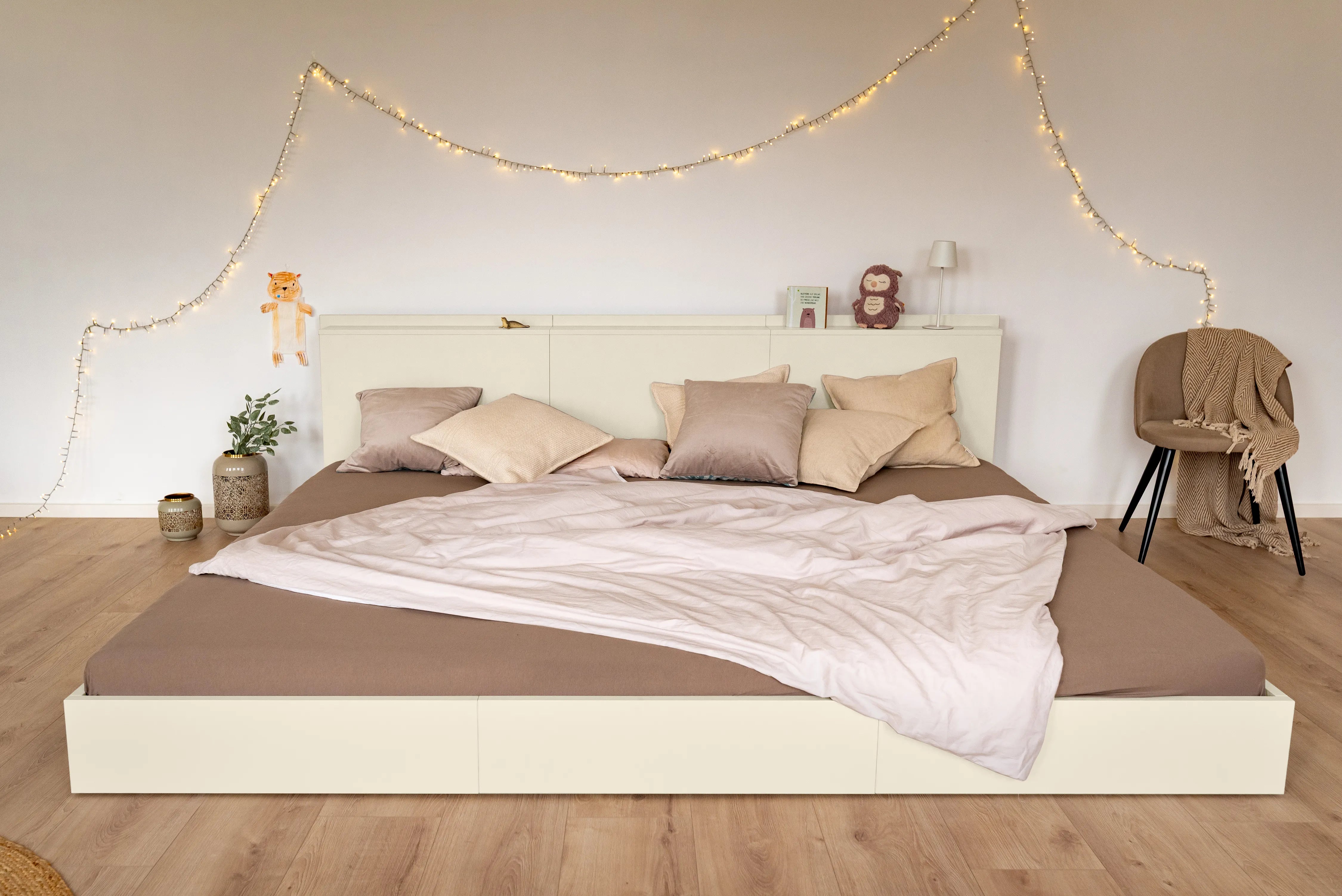 Familienbett von Liegewiese in Beige als Bodenbett