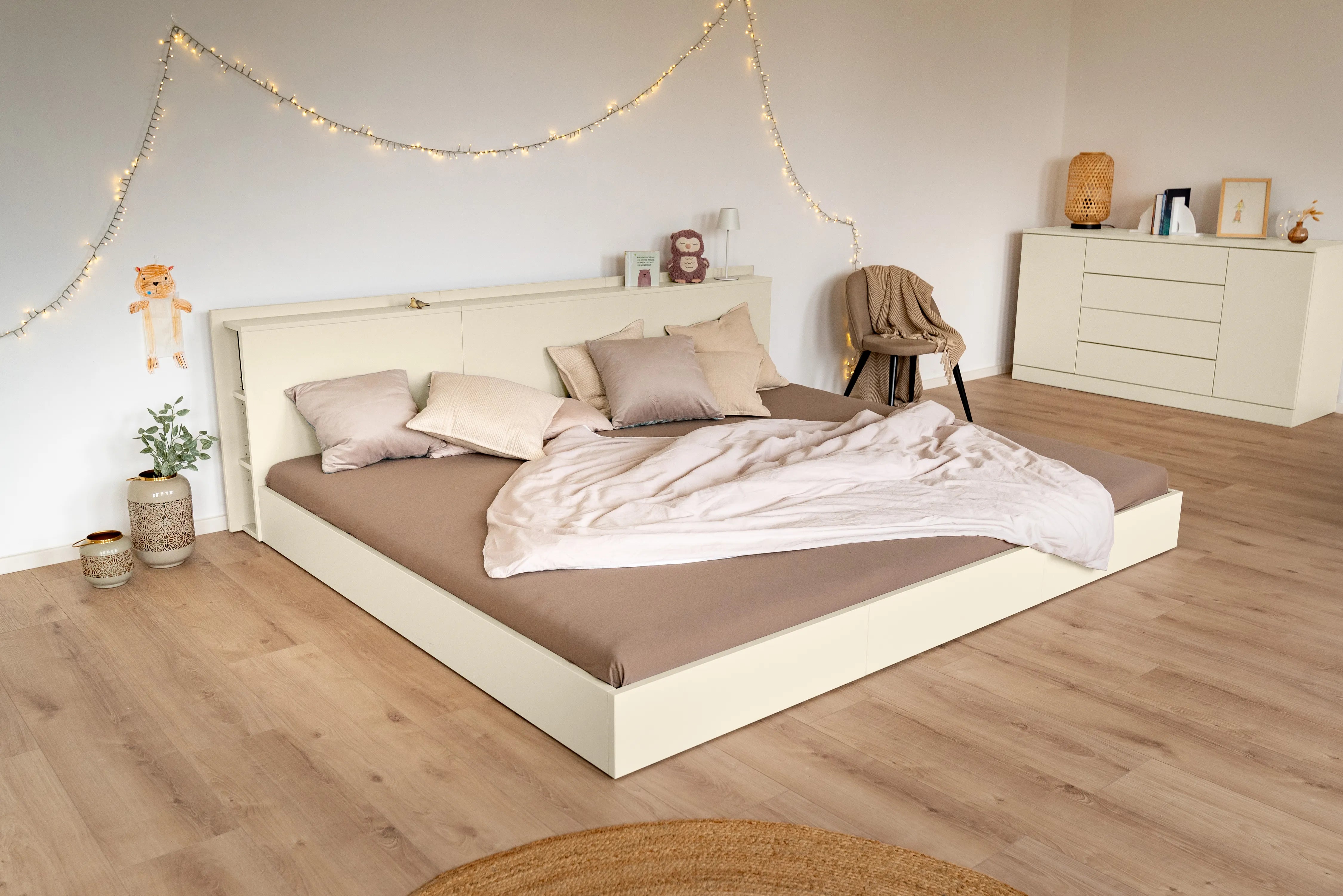 Modulares Bodenbett für Familien XXL Bett Bellis von Liegewiese