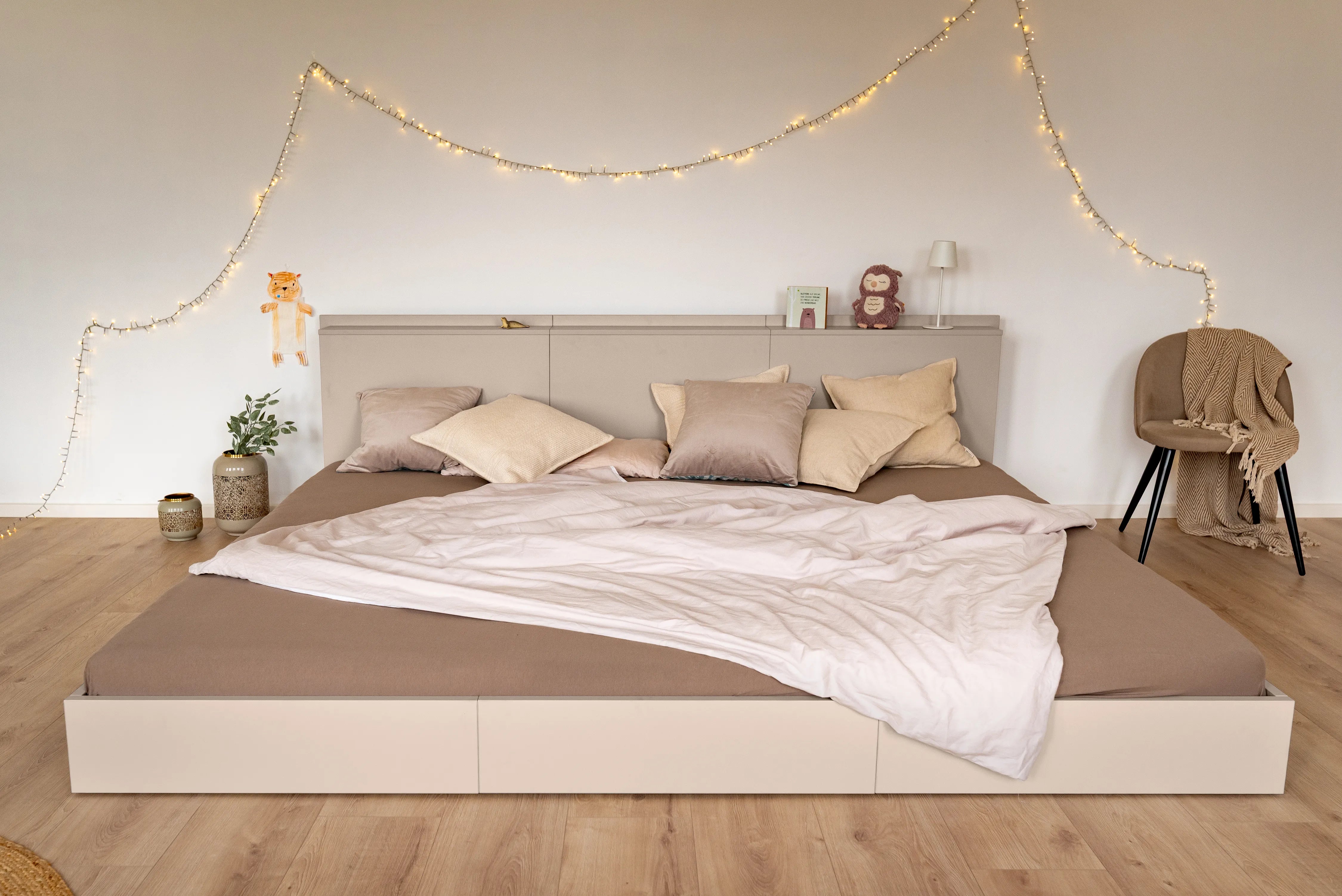 Bodenbett für Familien in mandelbeige