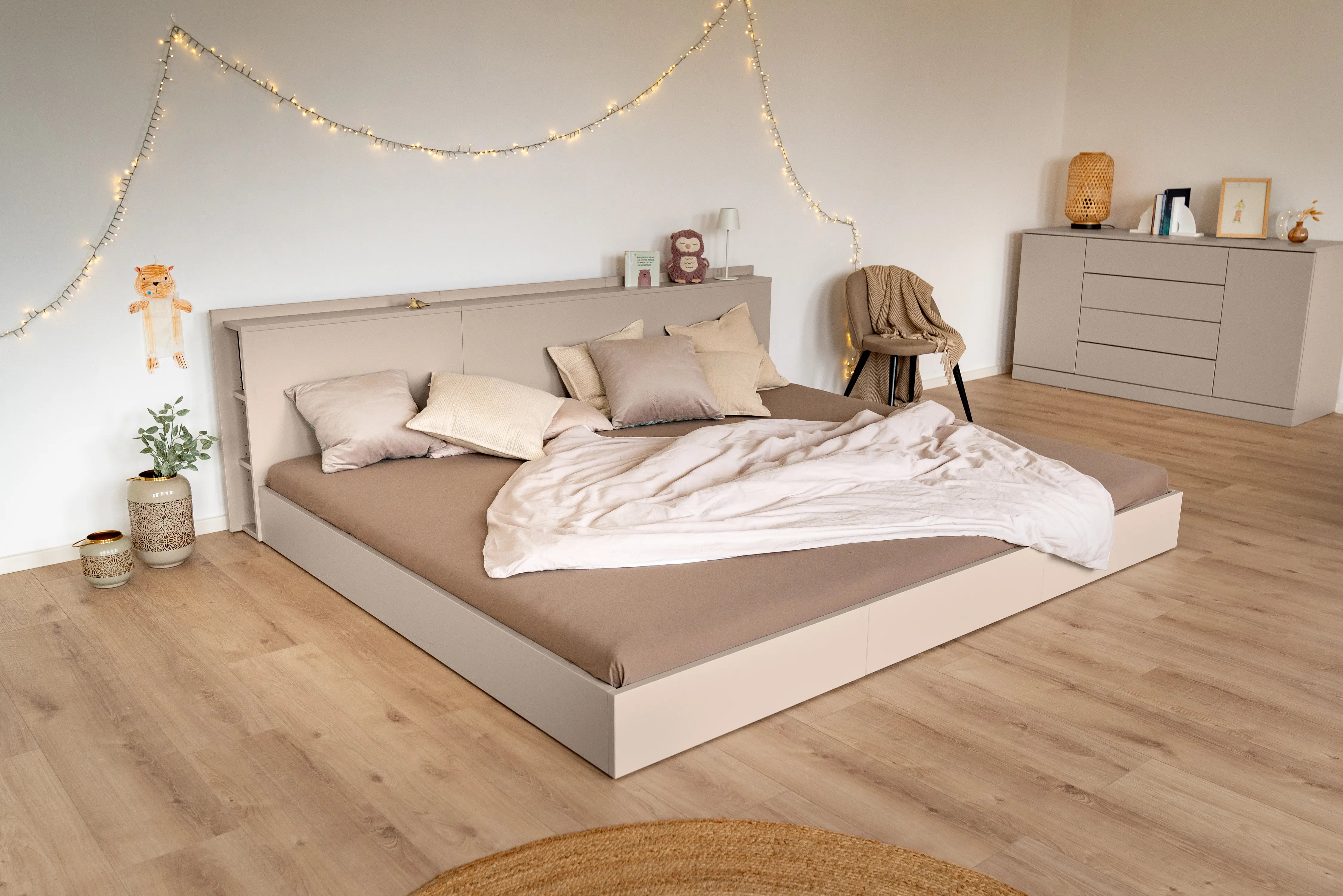 Bodennahes Bett für Familien mit kleinen Kindern durch niedrige Einstiegshöhe