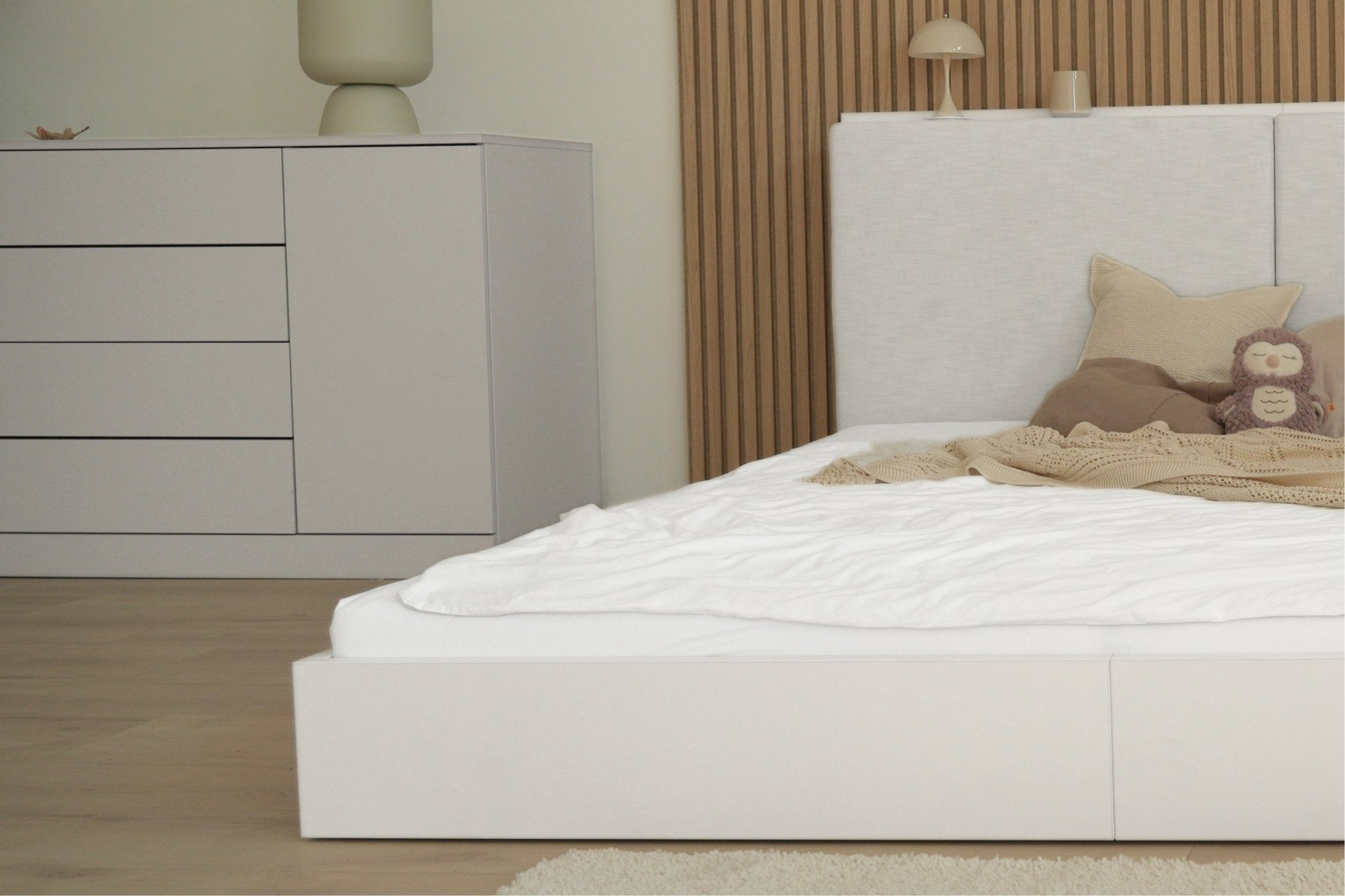 Umgebautes Einzelbett Camilla als Bodenbett mit Polster in weiß