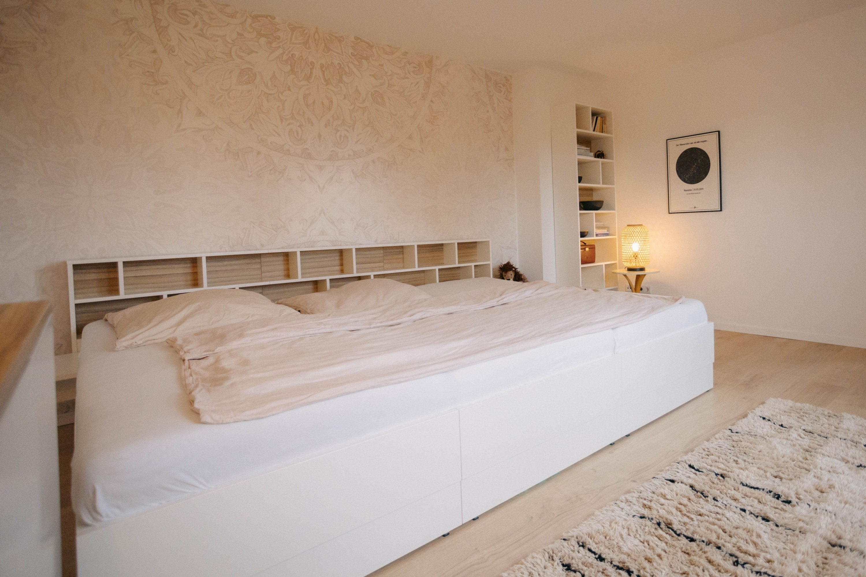 Familienbett Brunella in weiß Coco Bolo mit Regal im Kopfteil