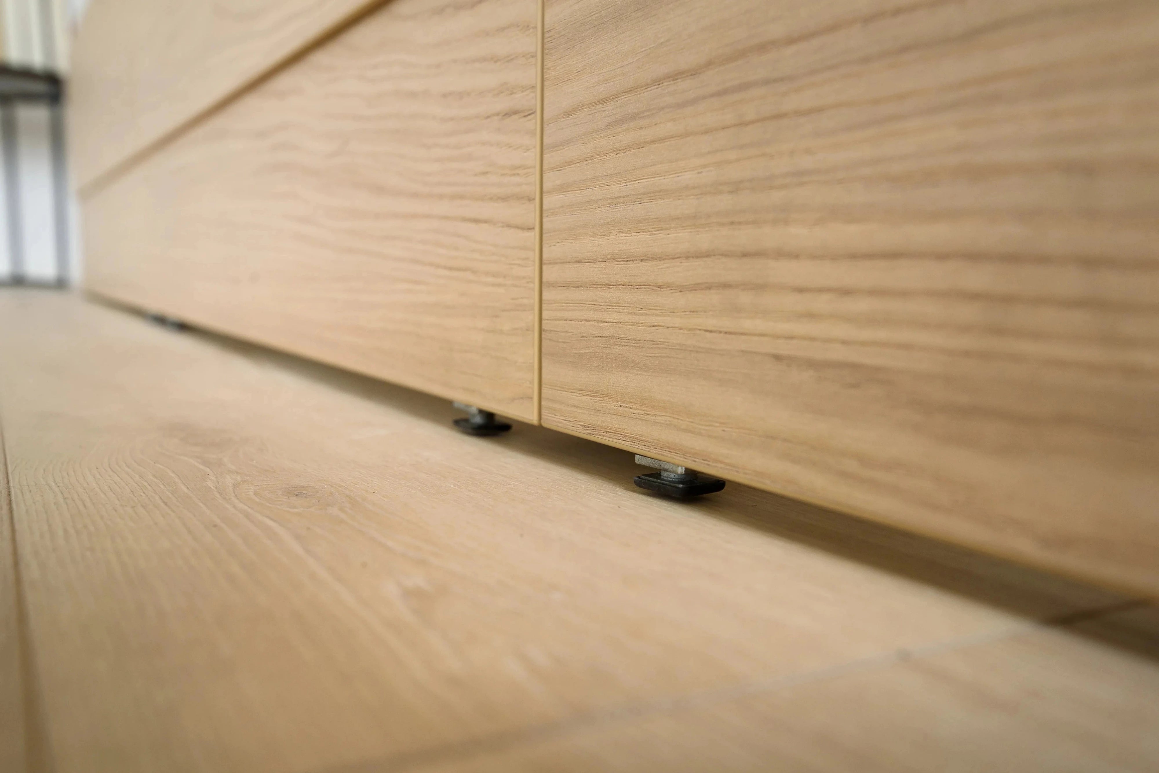 Detail der Verstellfüße vom Familienbett Iris