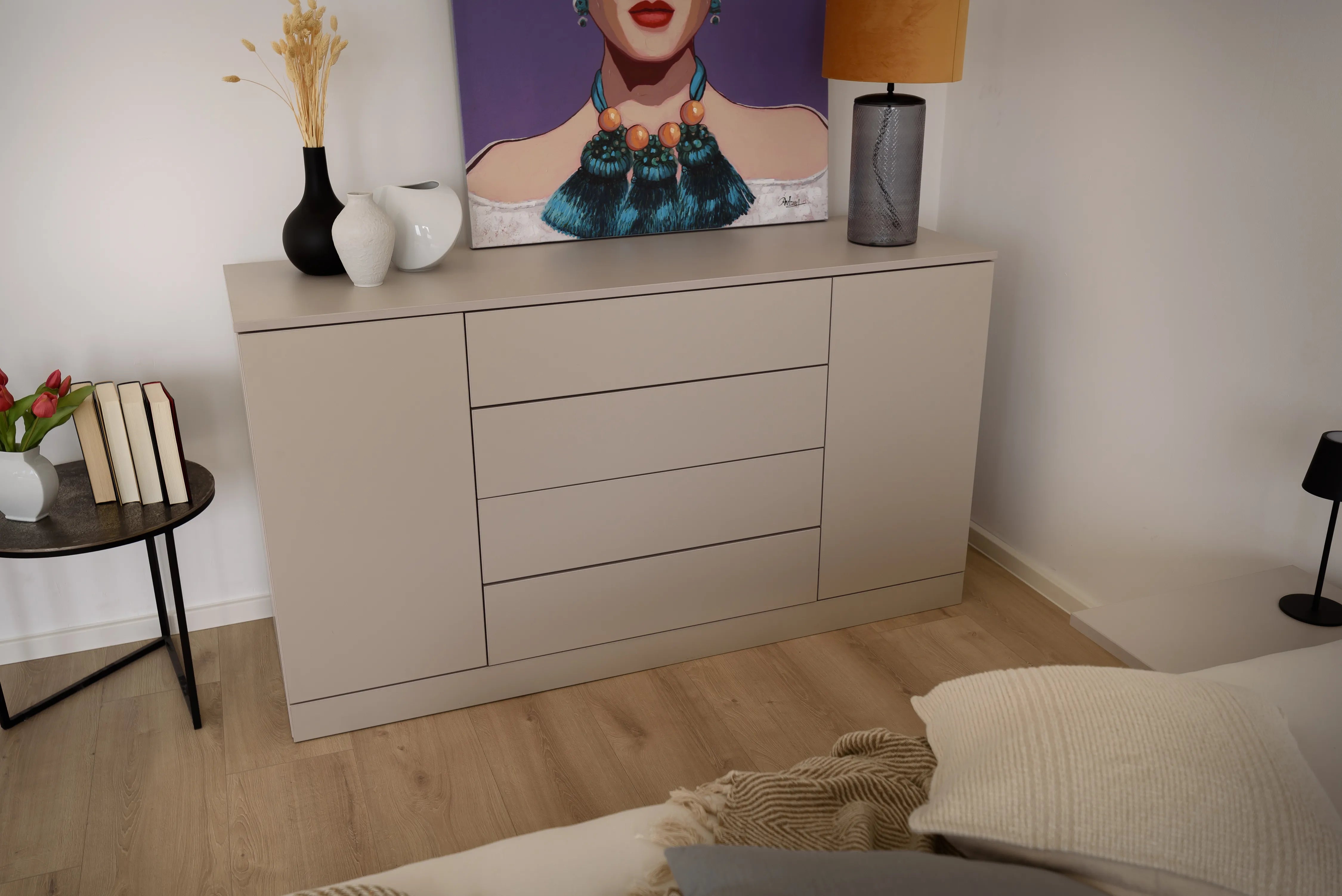 Kaschmirgraue Kommode für Familienschlafzimmer