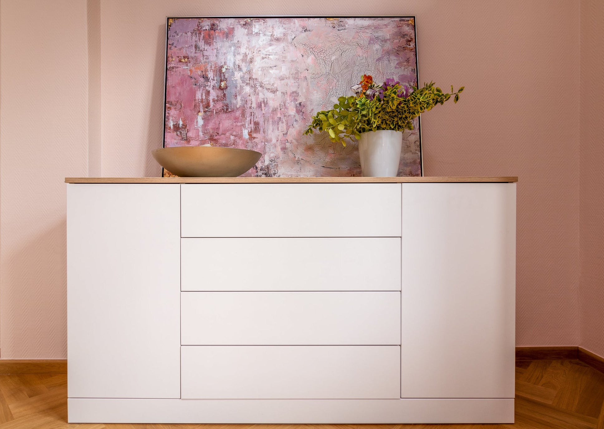 Weißer Kommodenschrank mit Schubladen und Türen