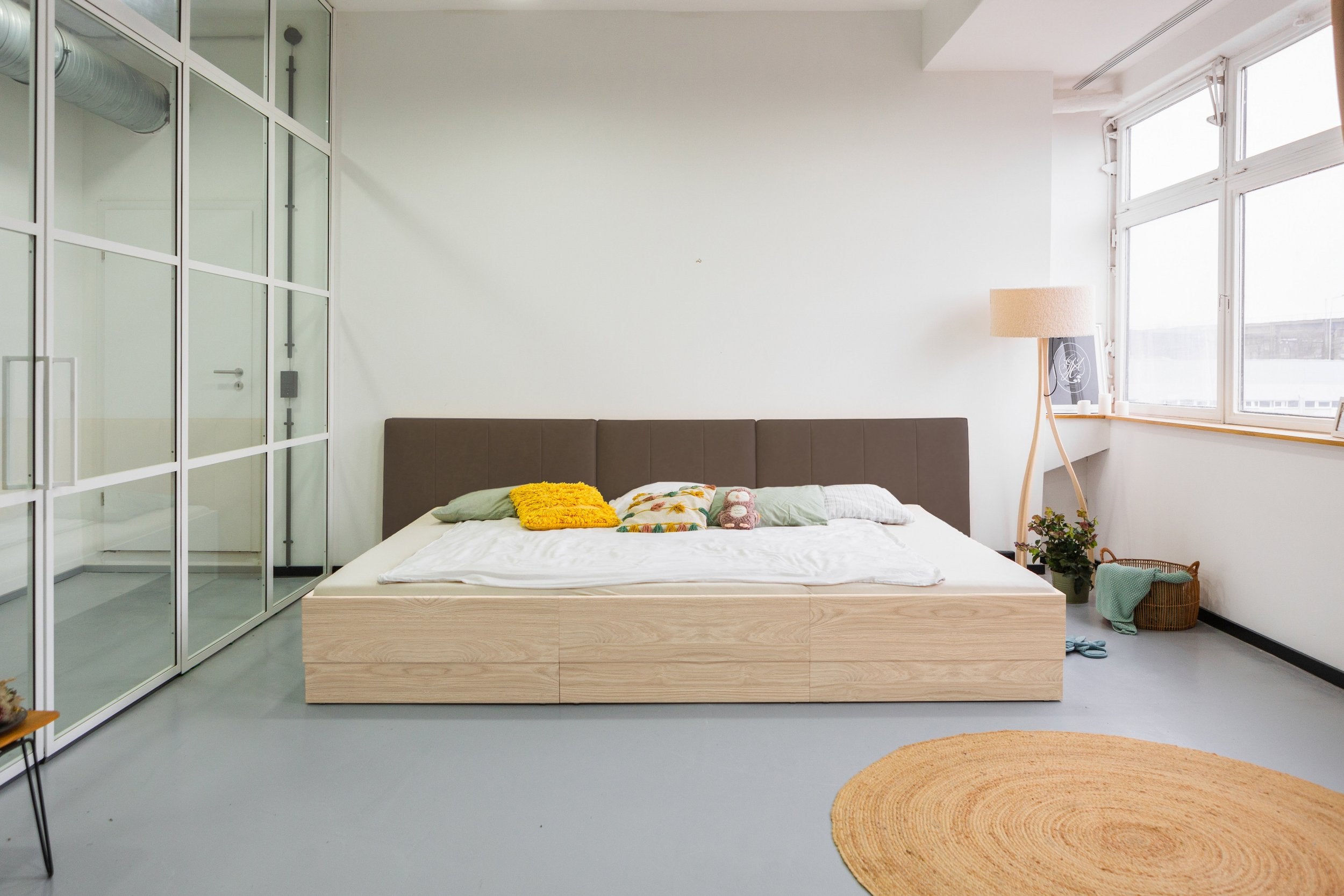 Liegewiese Familienbett 270x200 mit Eichedekor und veganem Lederpolsterkopfteil