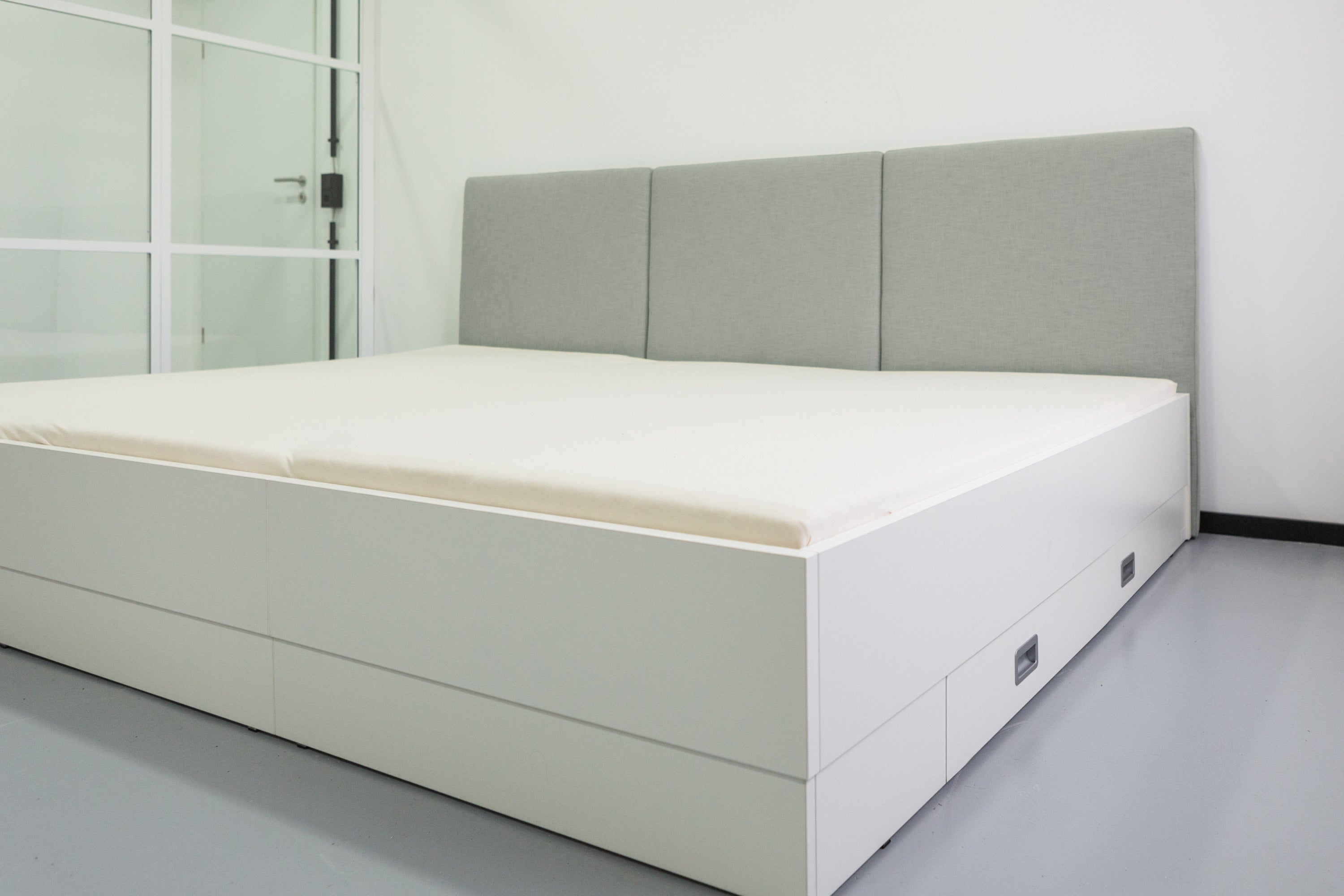 Familienbett Magnolia mit hellgrauem Polster-Kopfteil