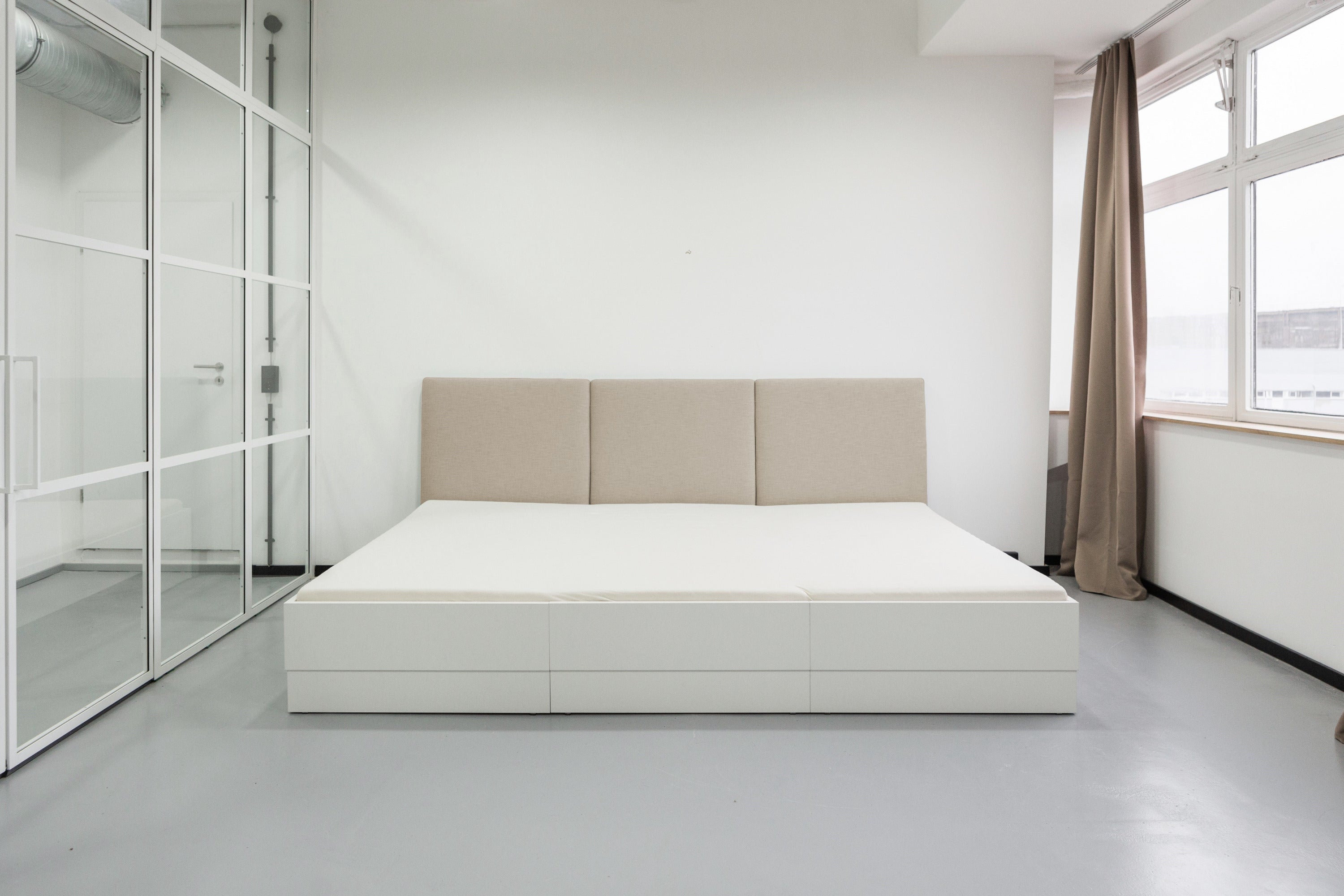 Familienbett Magnolia mit beigefarbenem Stoff-Kopfteil