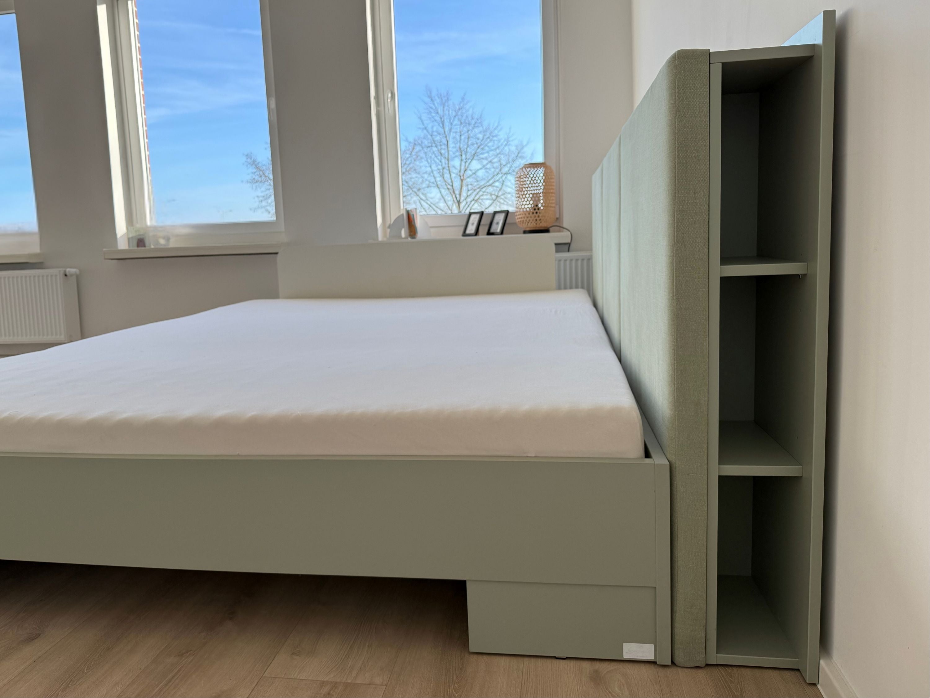 Familienbett Magnolia in salbeigrün mit Ablageregal