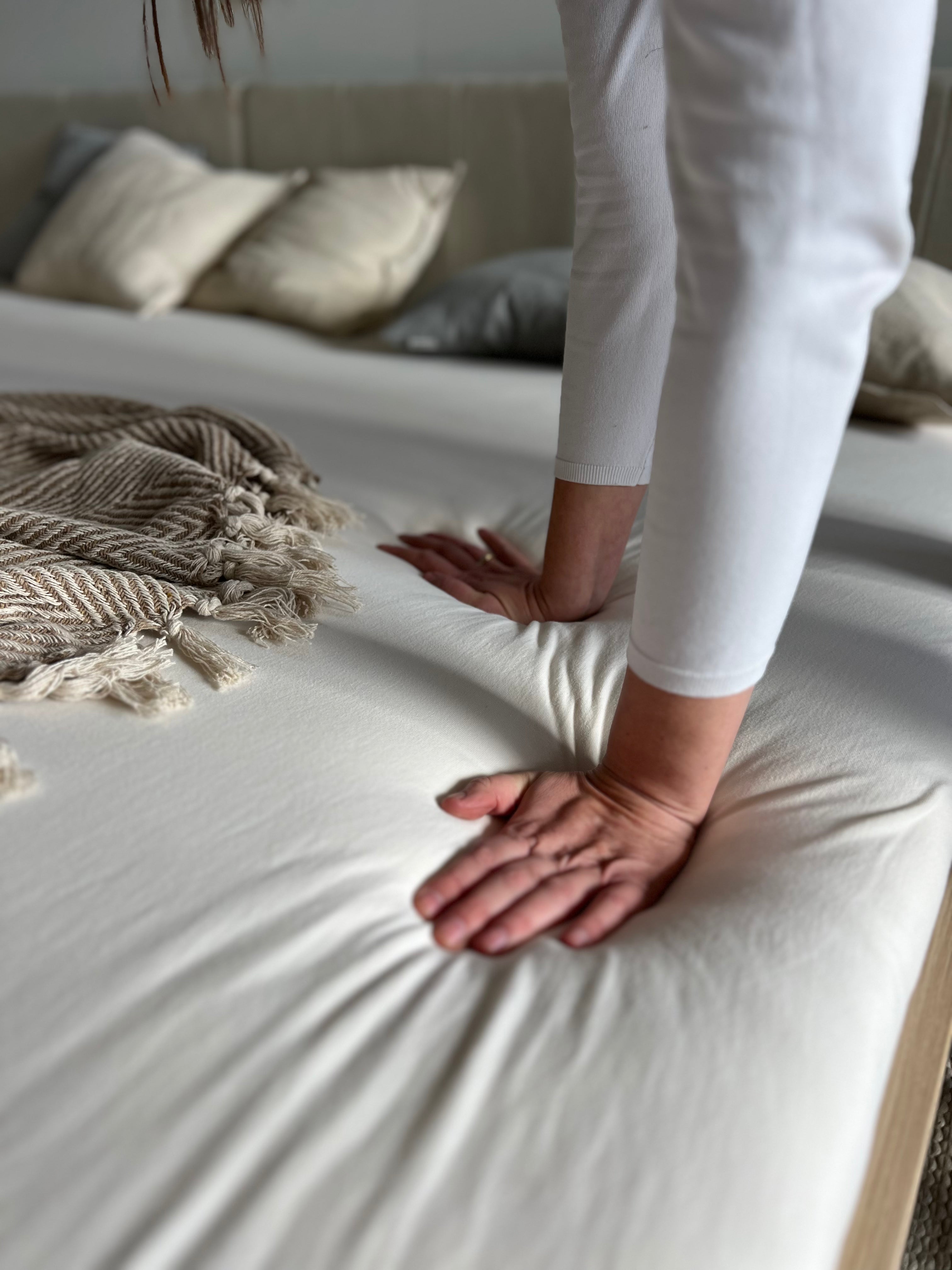 Hände auf Familienbett