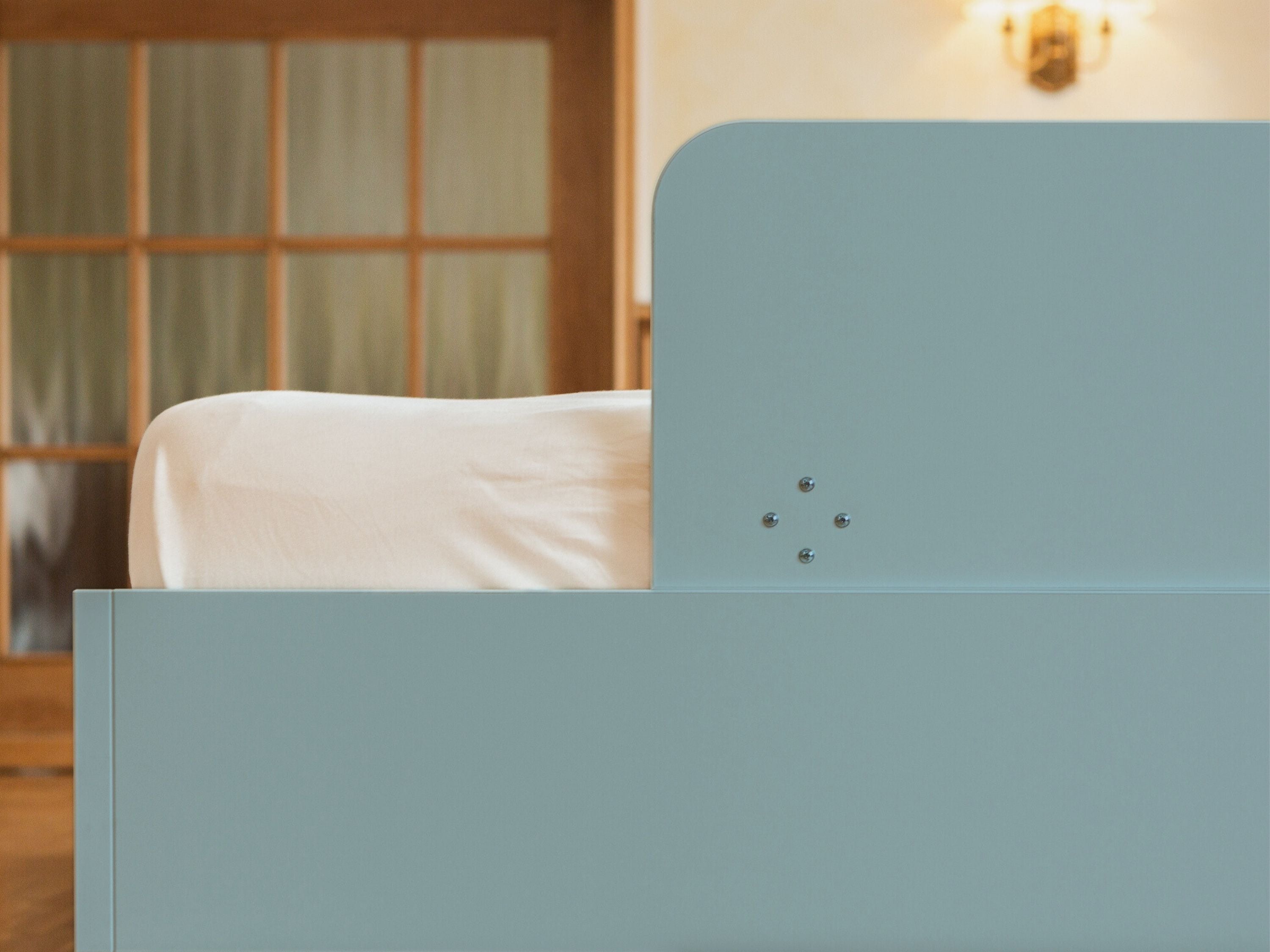 Blaugrüner Rausfallschutz für Kinder im Familienbett