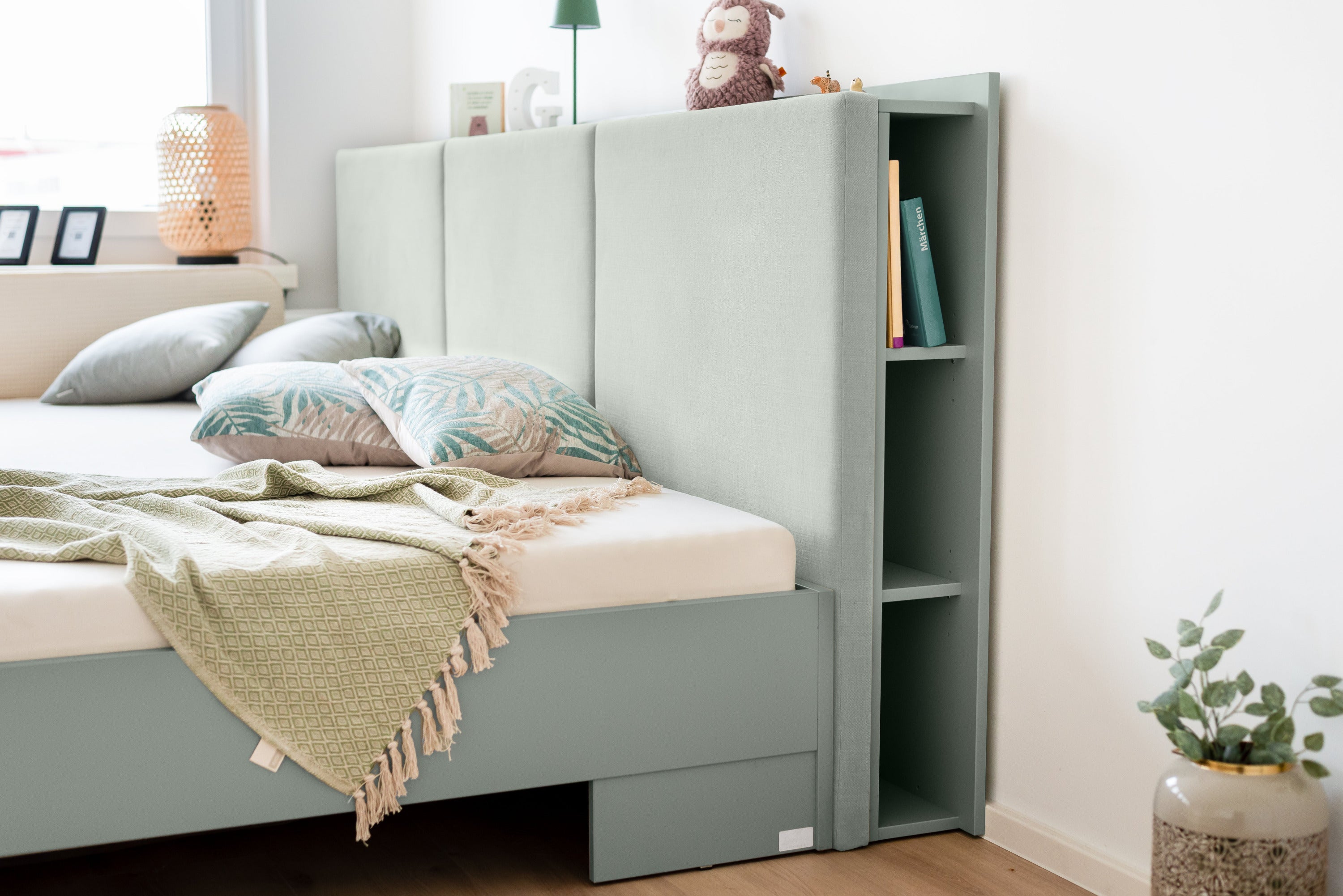 Blaugrünes Ablageregal an Familienbett Magnolia mit Polsterkopfteil von Liegewiese