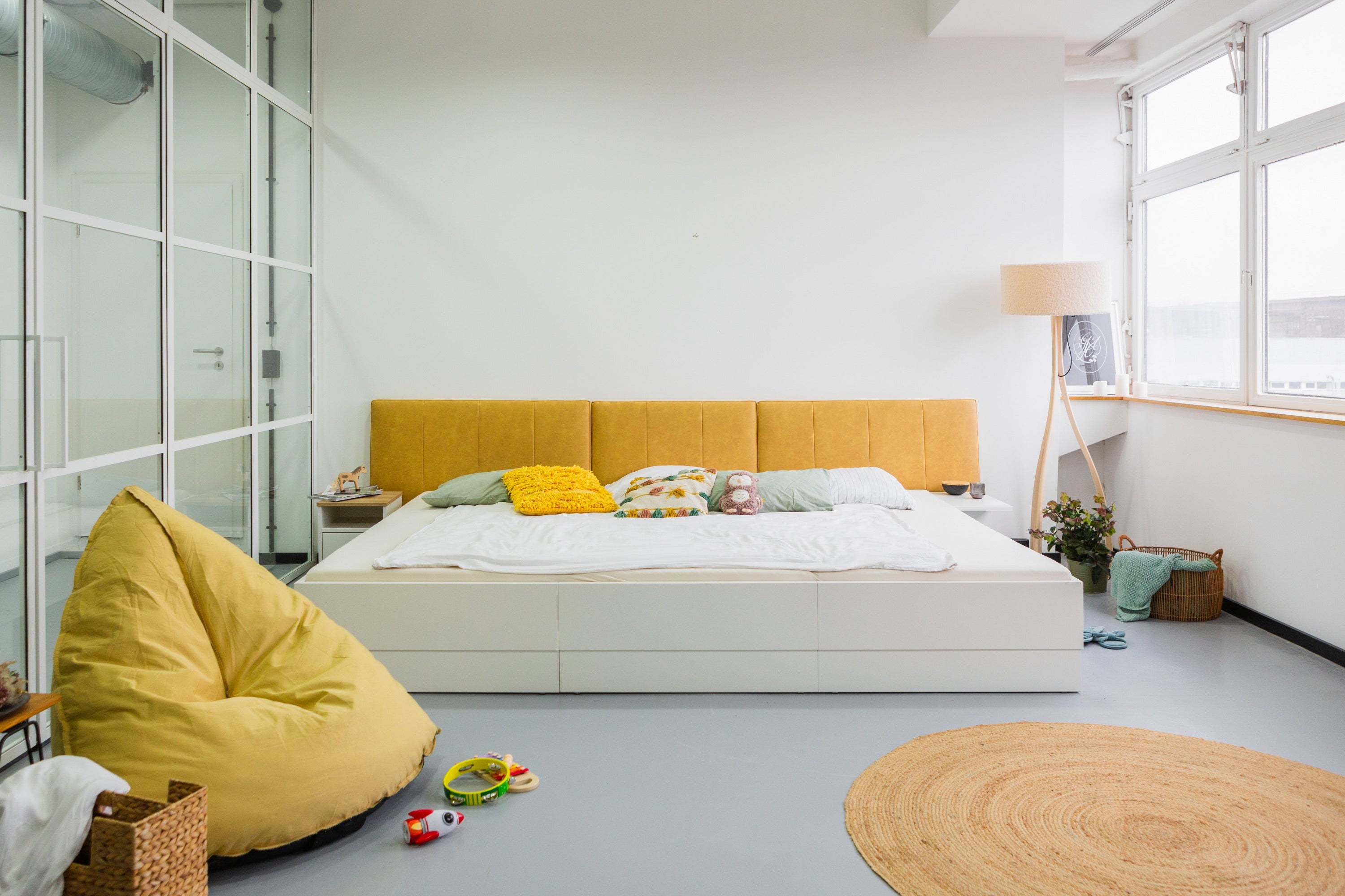 Schlafzimmer mit gelbem Kopfteil-Polsterbett Lilia