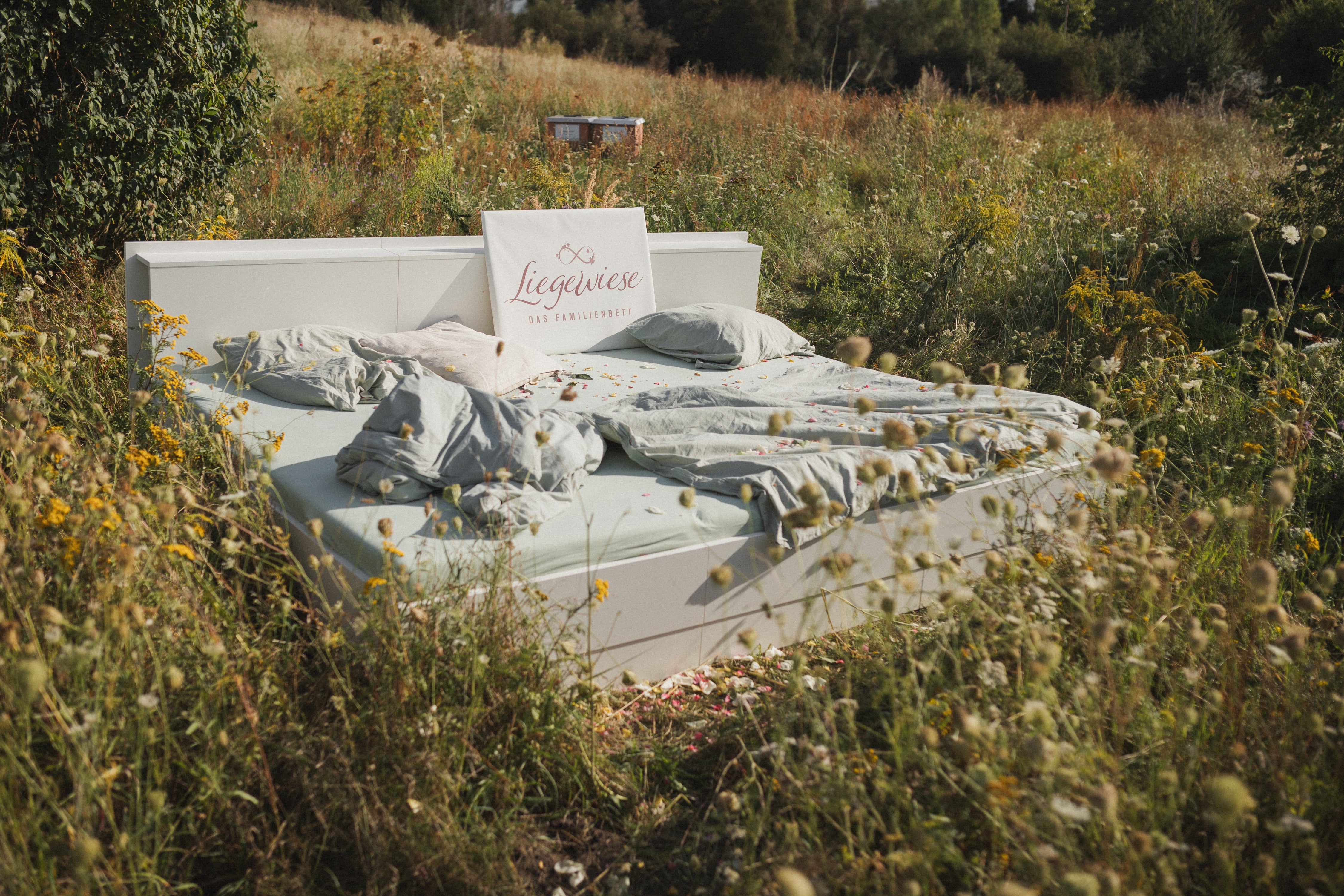Liegewiese Familienbett auf Wiese mit Blumen