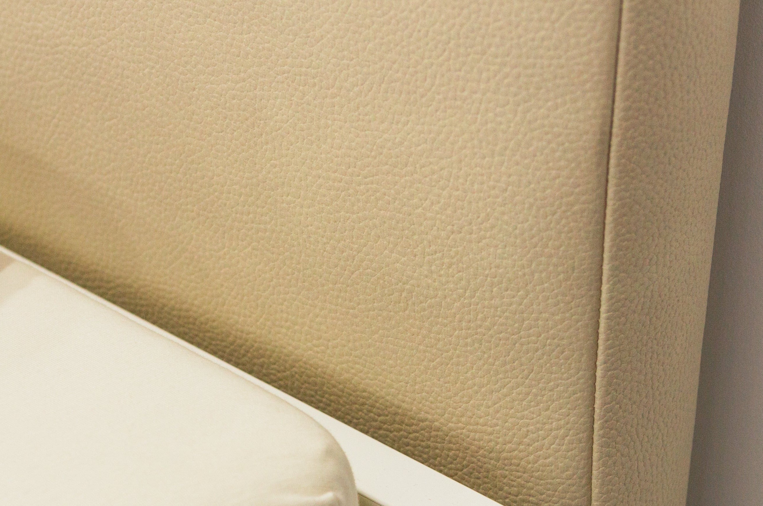 Detail des Lederimitat-Polsters vom Familienbett Magnolia in beige