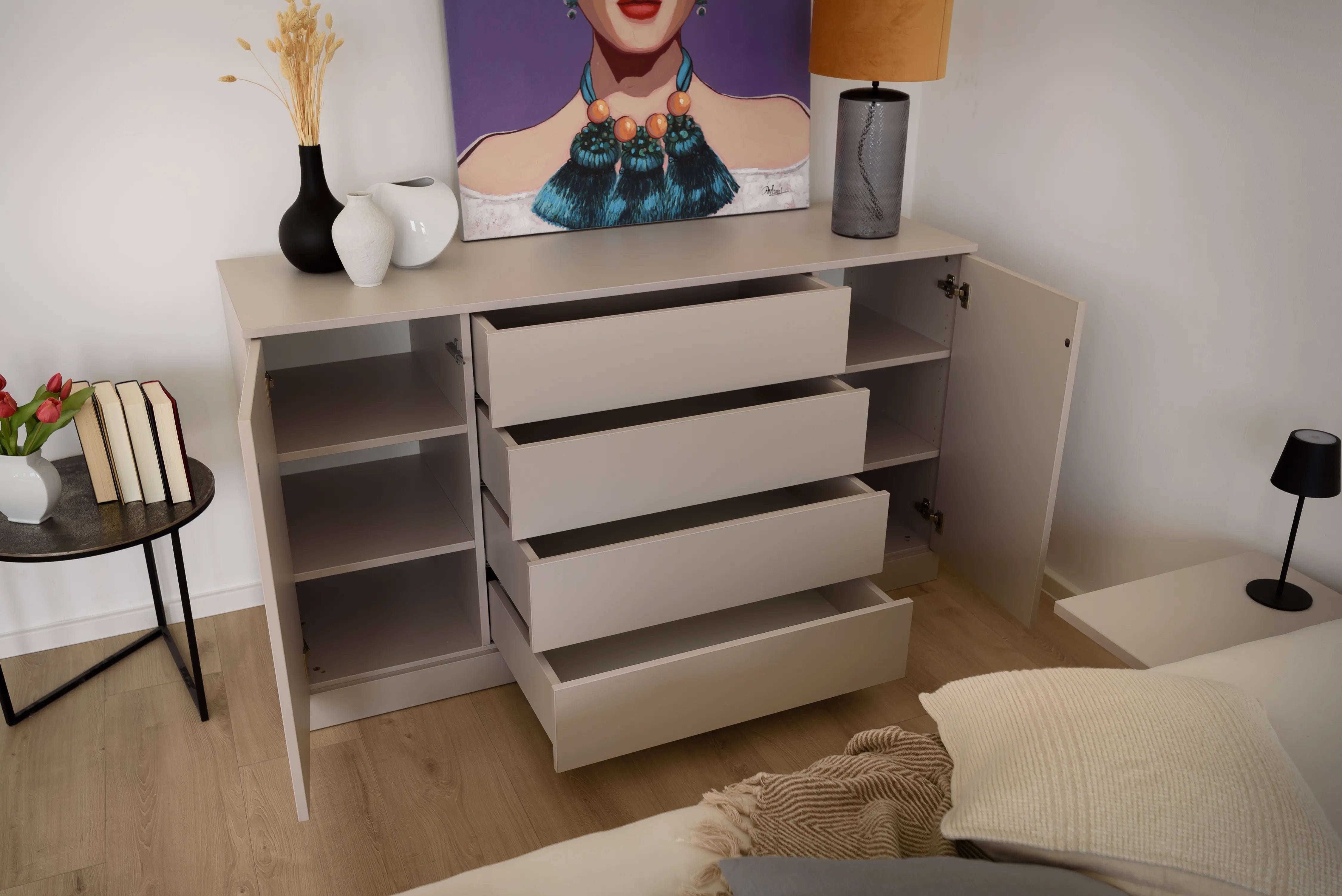 Kommode in kaschmirgrau mit geöffneten Türen und Schubladen